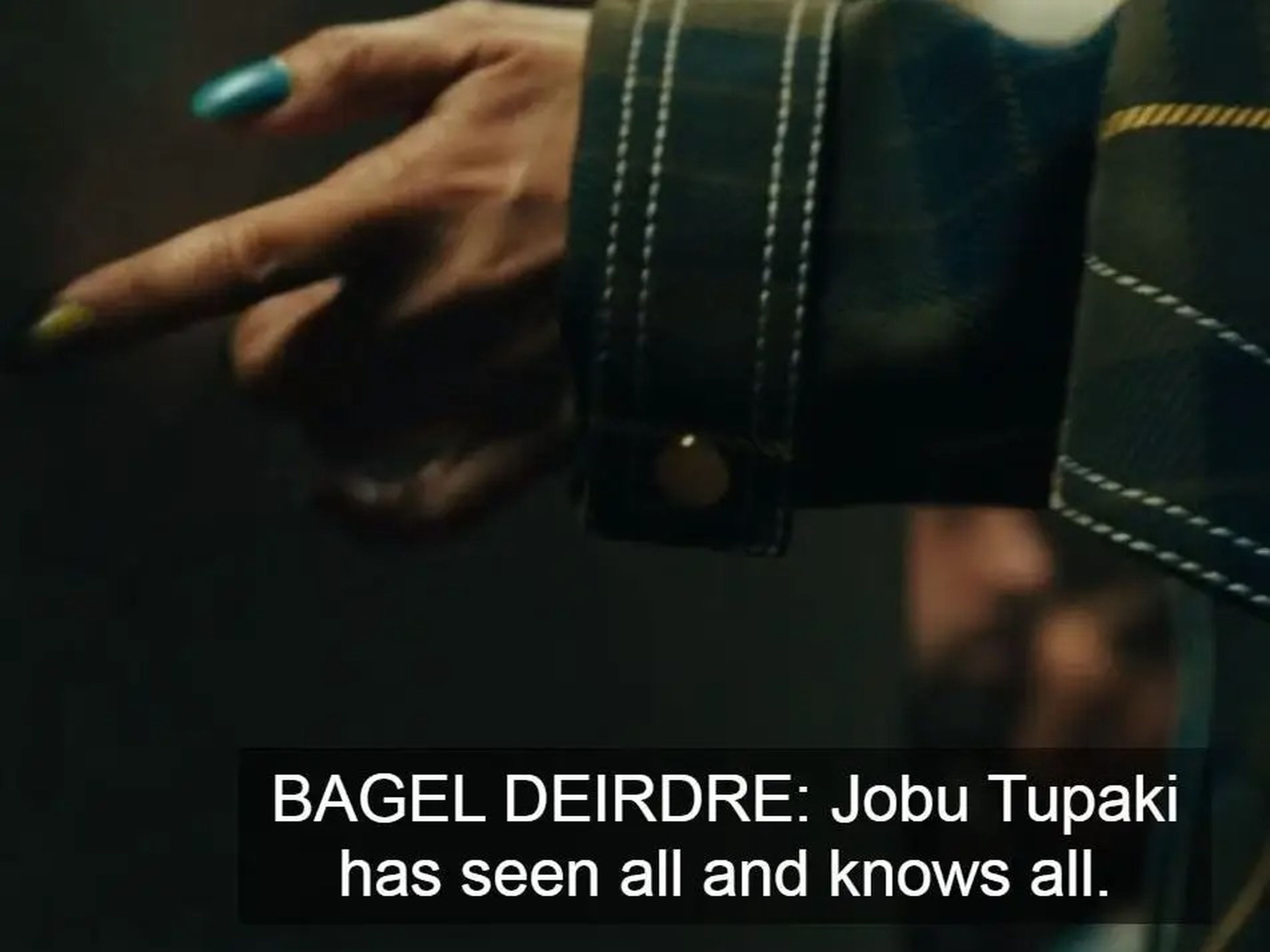 Los subtítulos a lo largo de la película indican qué versión de un personaje está hablando.