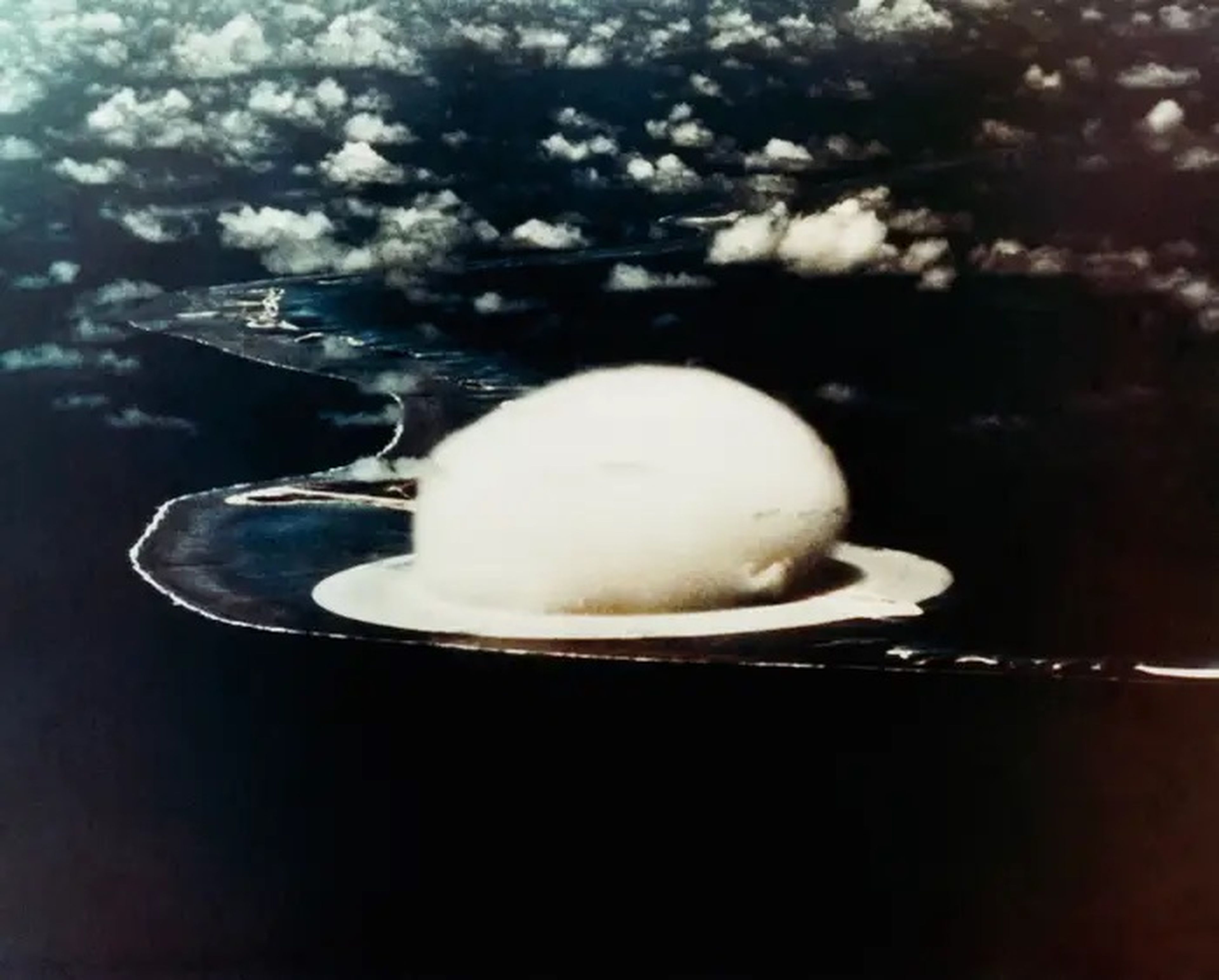 Explosión del artefacto nuclear "Seminole" en el atolón Enewetak del Océano Pacífico el 6 de junio de 1956.