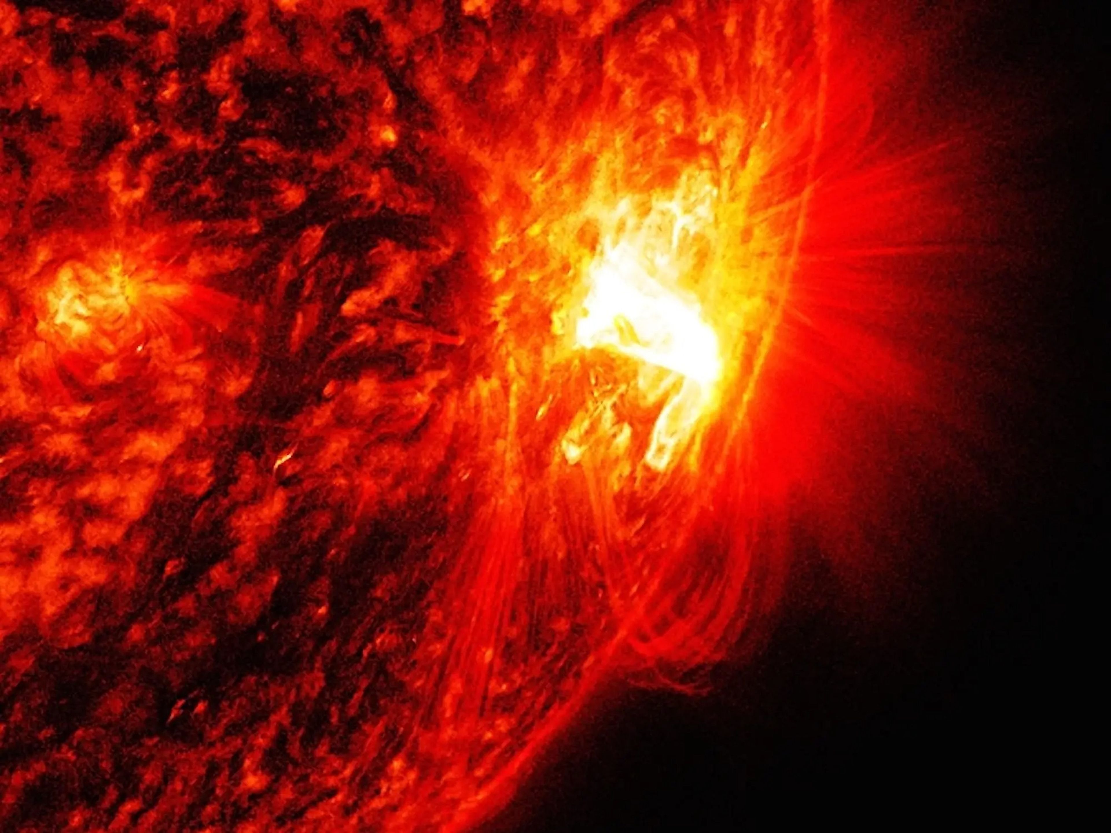 Una llamarada de nivel medio en el sol captada por el Observatorio de Dinámica Solar de la NASA.
