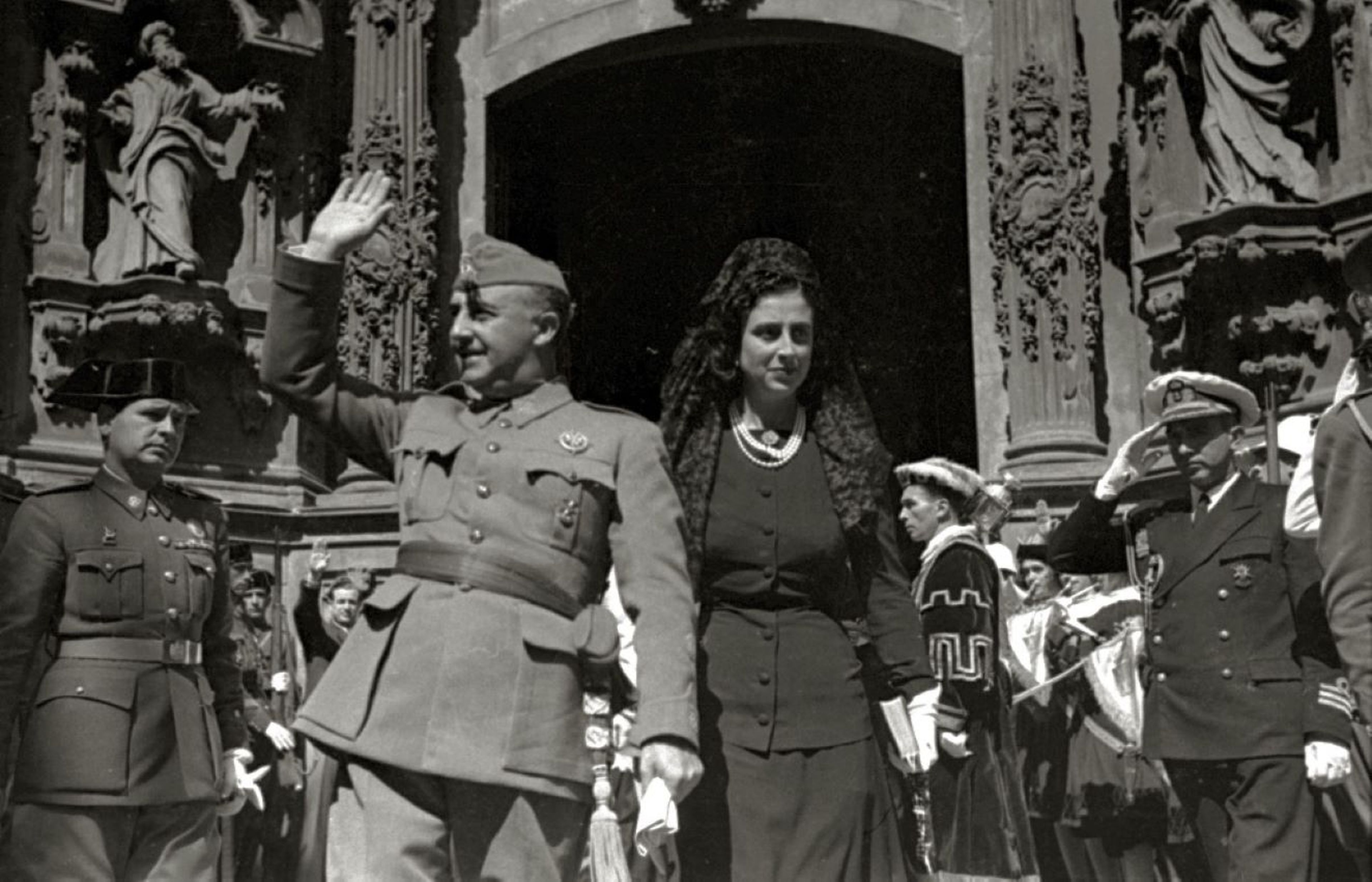 Francisco Franco y su esposa, Carmen Polo