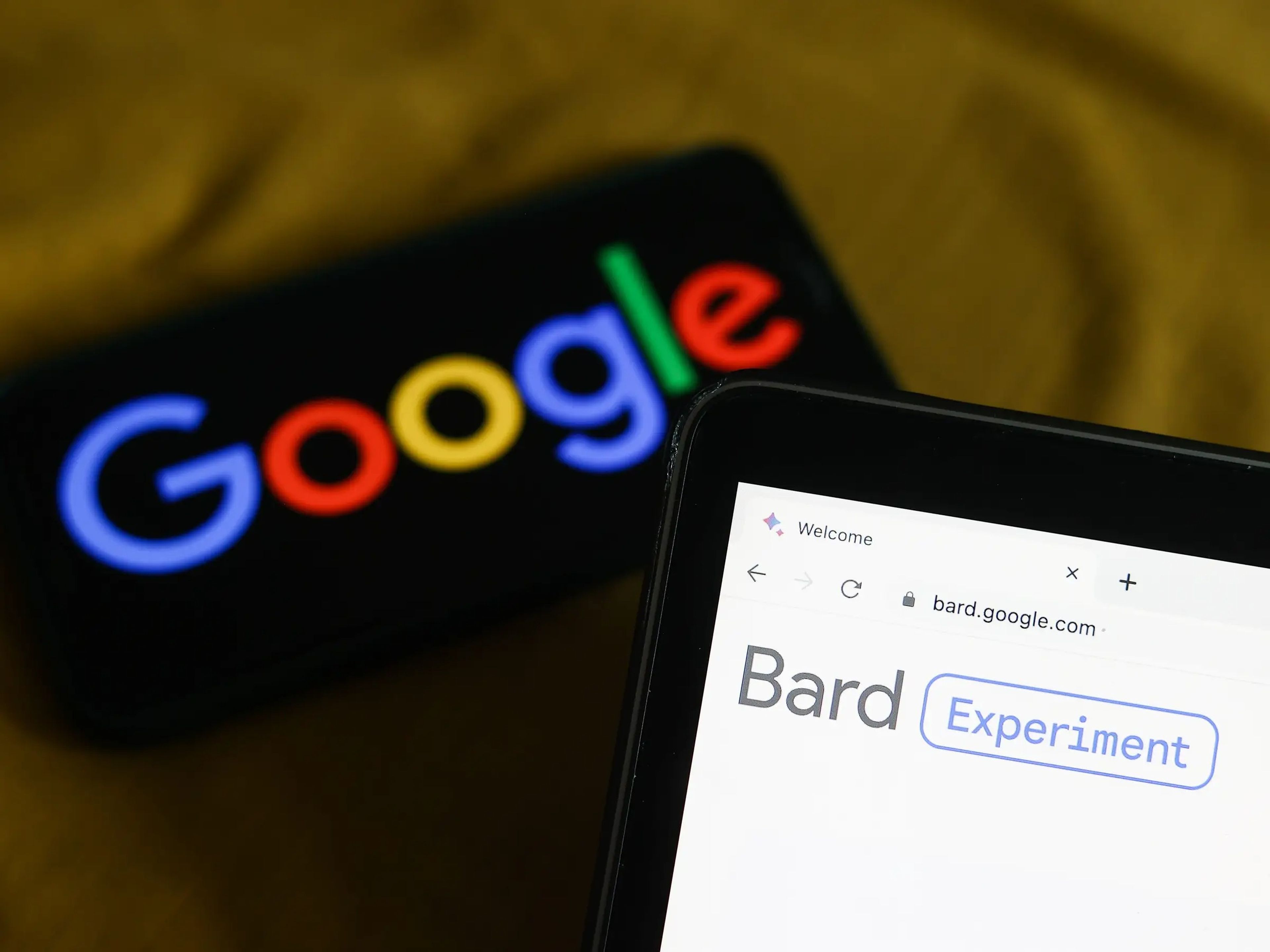 Una ilustración del logo de Google junto a la página web de Bard.