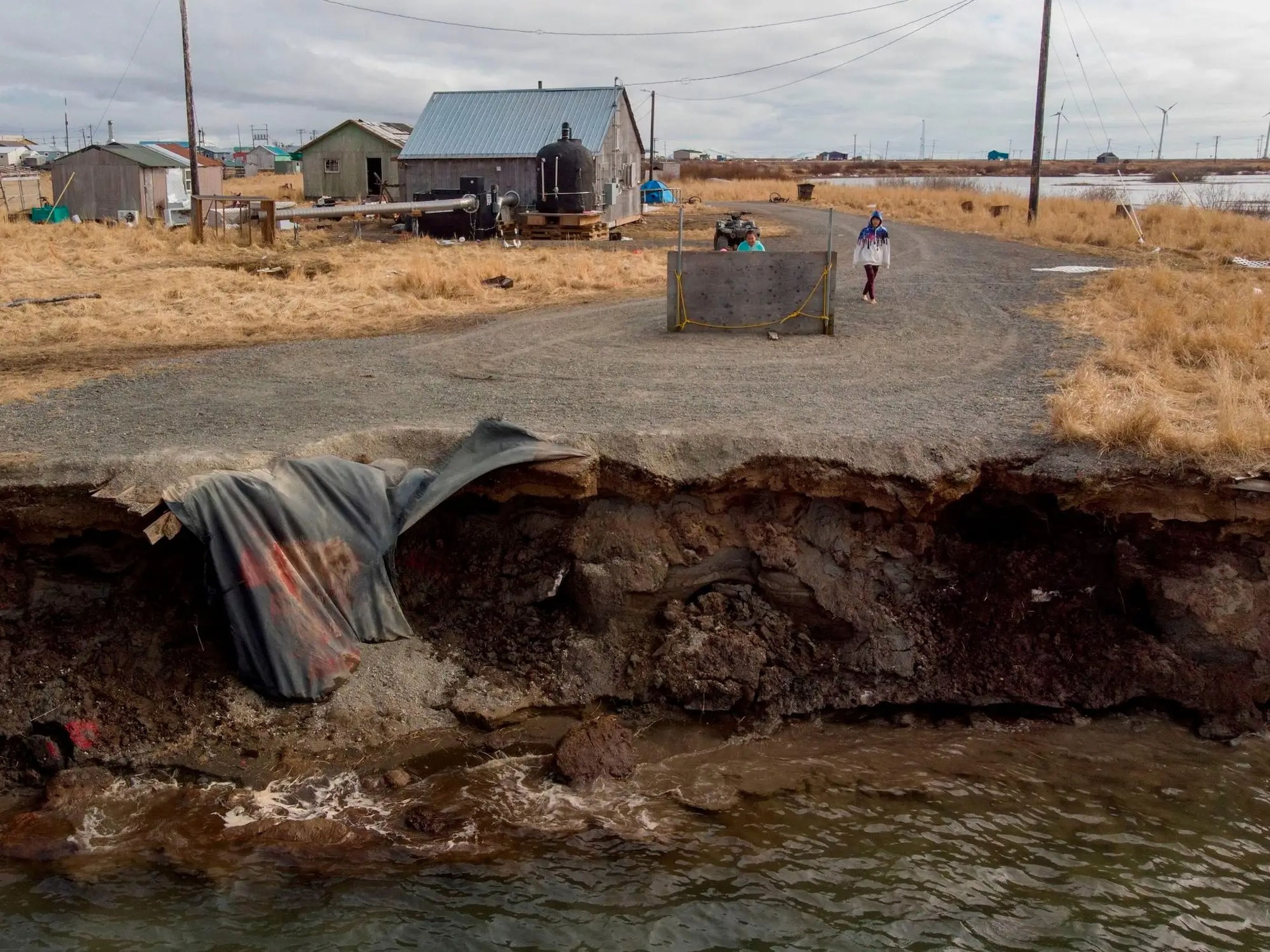 La erosión, provocada por el deshielo del permafrost y la desaparición del hielo marino que formaba una barrera protectora, amenaza las casas del pueblo esquimal yupik de Quinhagak, en Alaska.