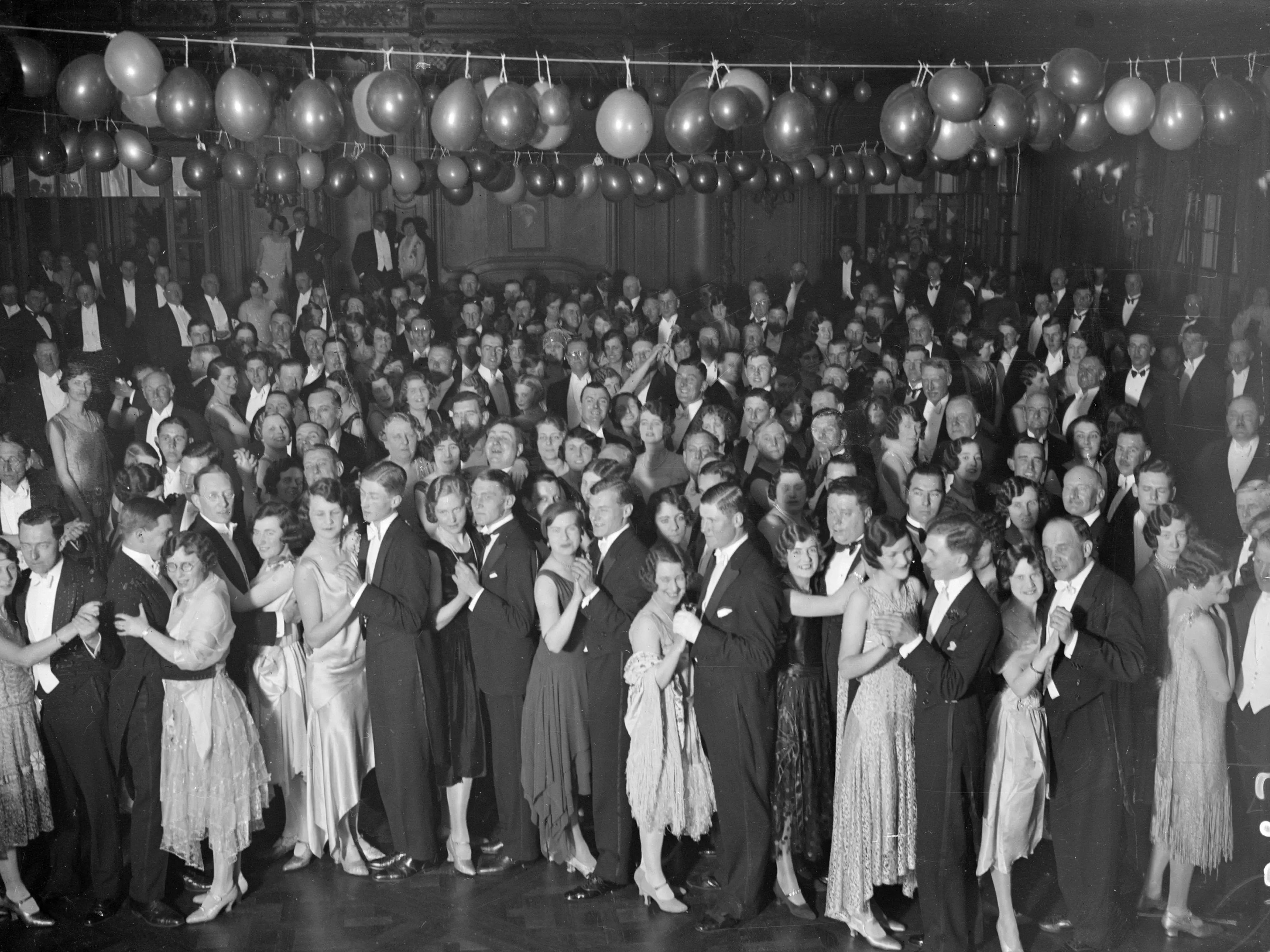 Invitados bailando en el salón de baile a bordo del transatlántico Berengaria de Cunard en los muelles de Southampton.