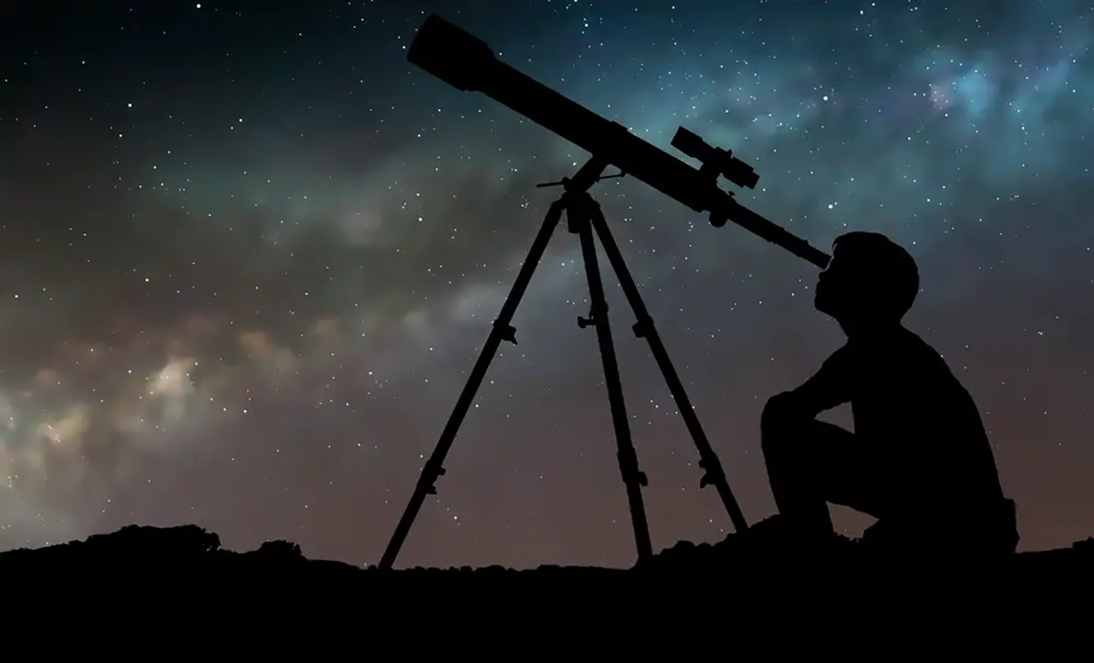 Hombre mirando a través del telescopio