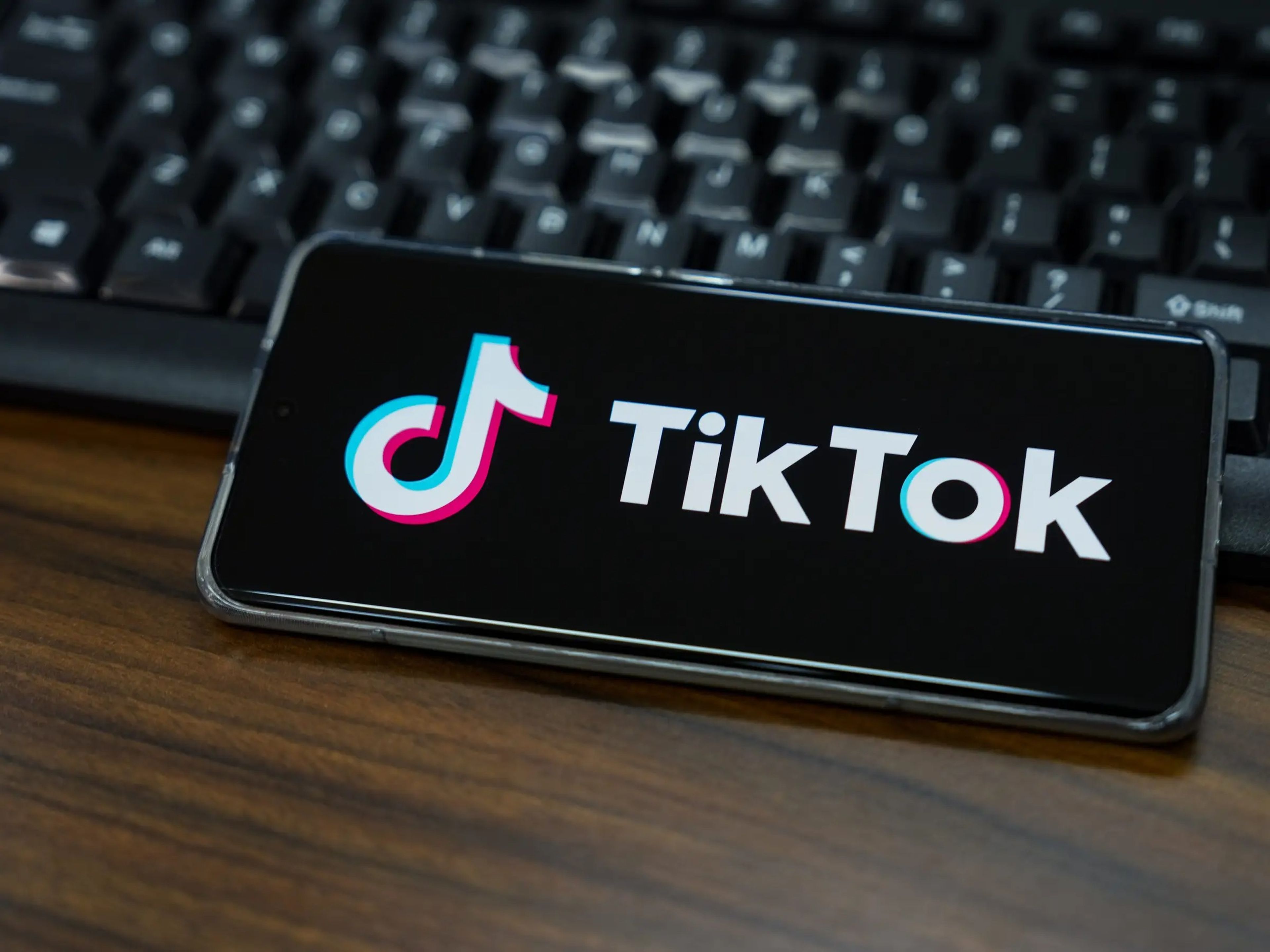 Ilustración del logo de TikTok en la pantalla de un smartphone.