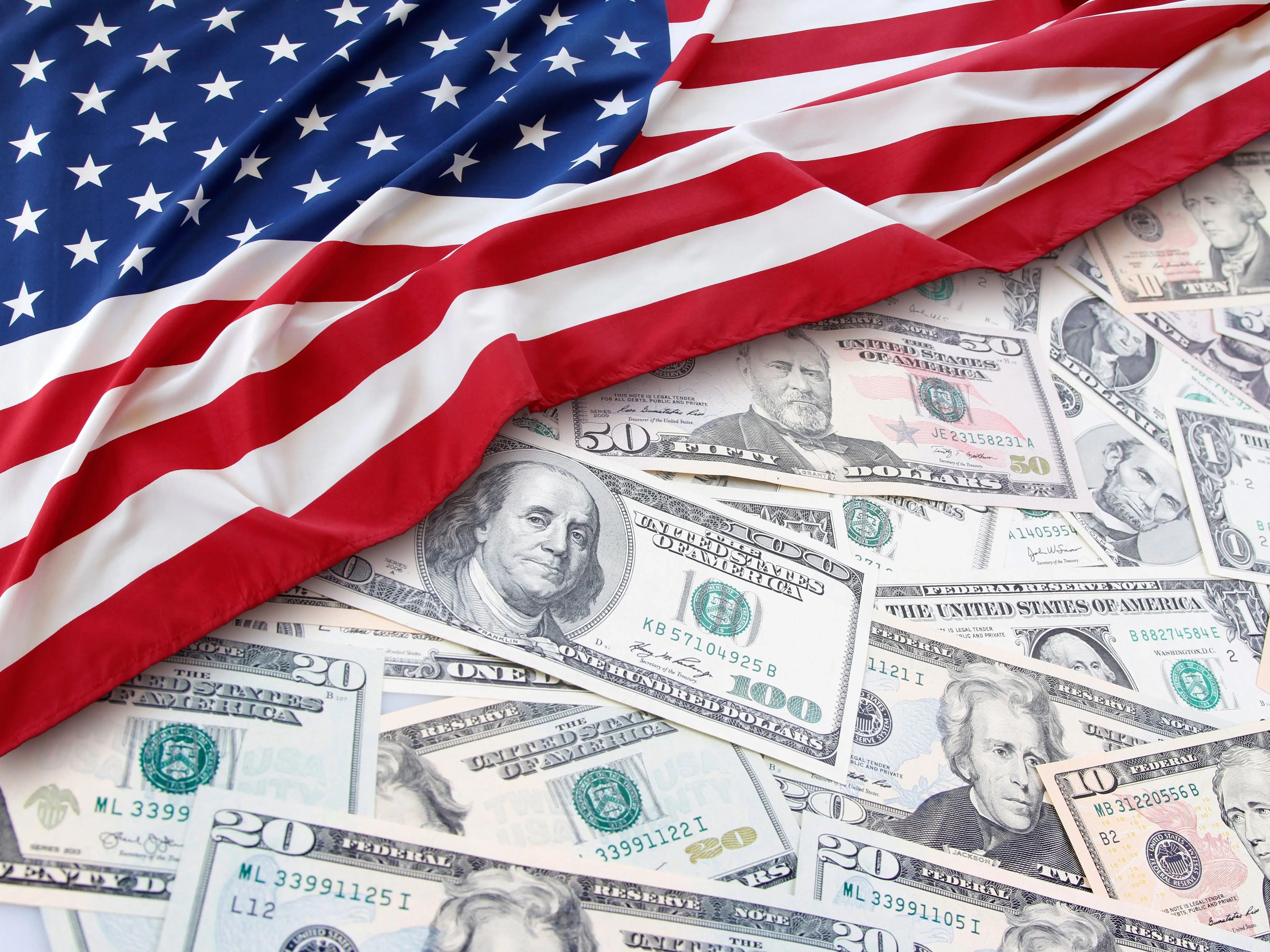 Ilustración con la bandera de Estados Unidos y los dólares.