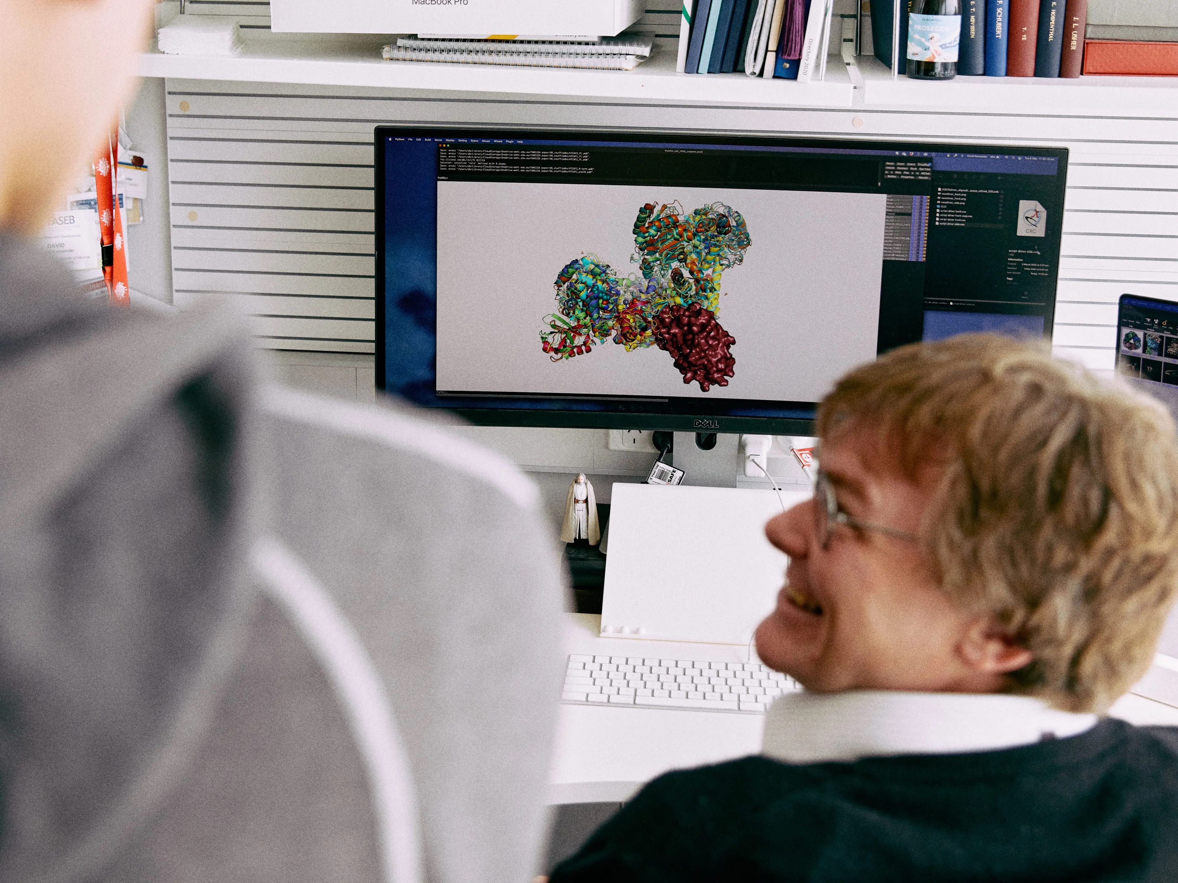 Investigadores del Instituto de Investigación Médica Walter y el Eliza Hall de Melbourne utilizan la tecnología AlphaFold 2 de DeepMind para predecir estructuras de proteínas mientras investigan el Parkinson.