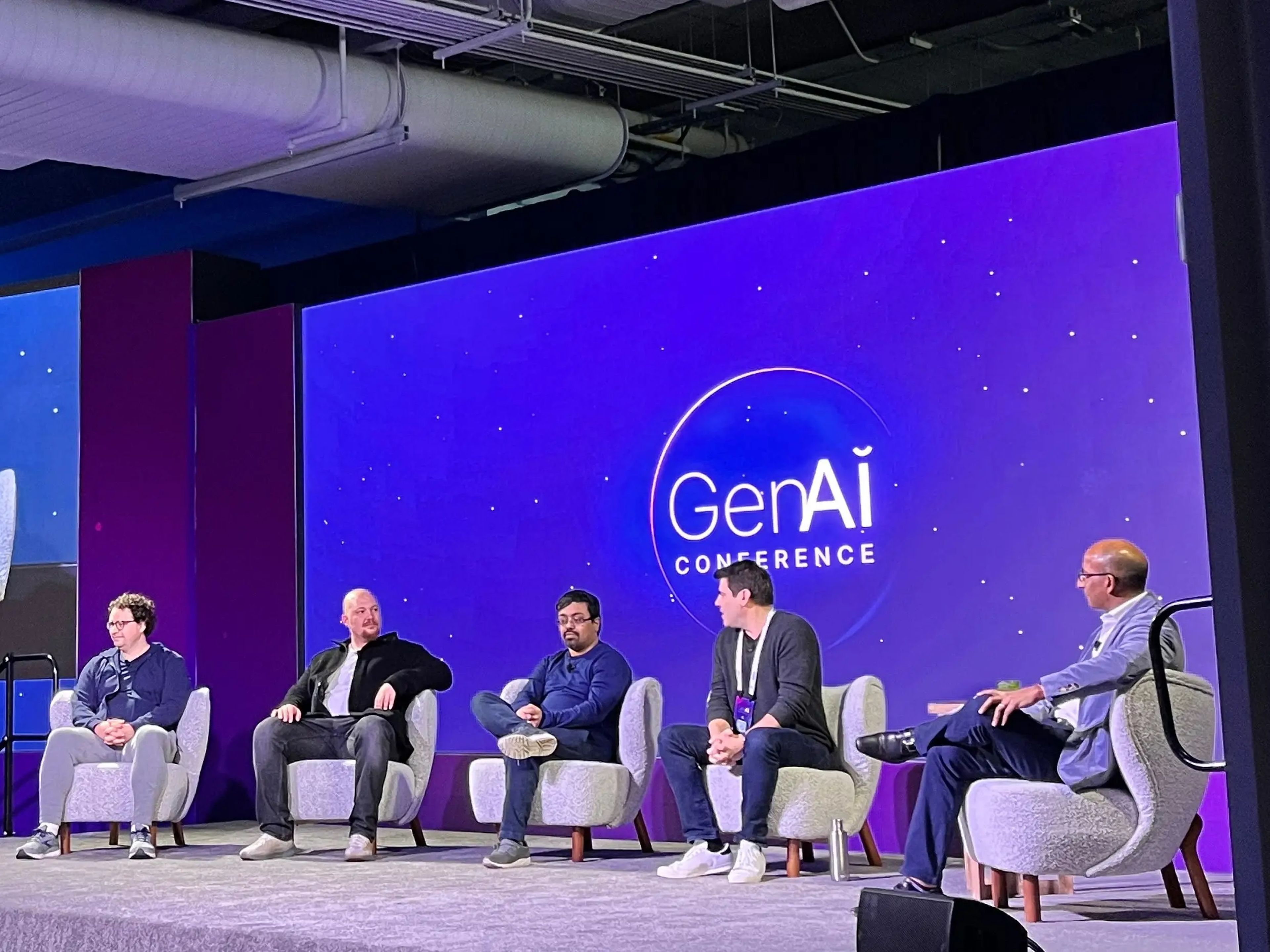 De izquierda a derecha: Dario Amodei, CEO de Anthropic; Amjad Masad, CEO de Replit; Emad Mostaque, CEO de Stability AI; Greg Larson, vicepresidente de ingeniería de Jasper, y Sameer Dholakia, socio de Bessemer.