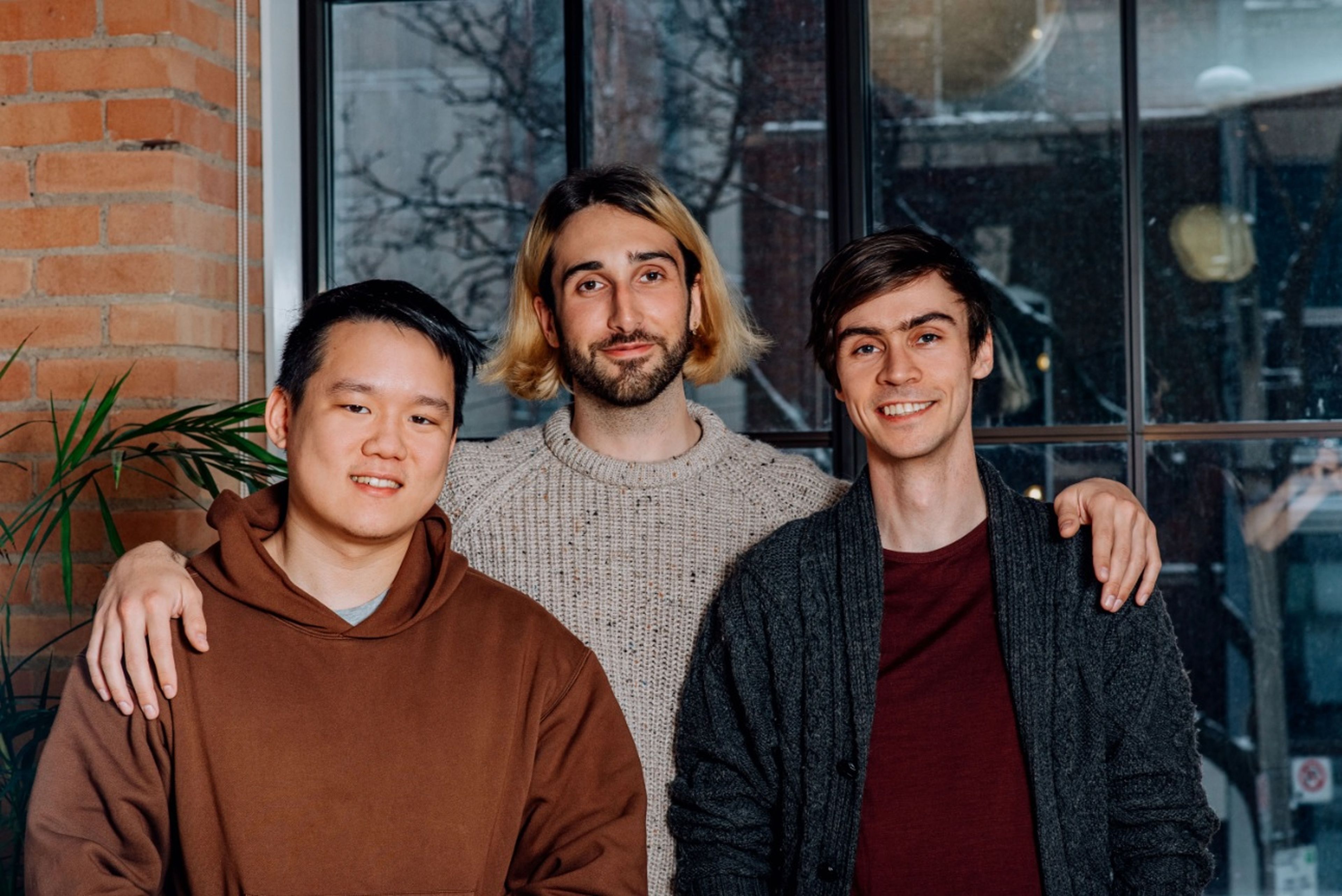 De izquierda a derecha: Ivan Zhang, Aidan Gomez y Nick Frosst, fundadores de Cohere.