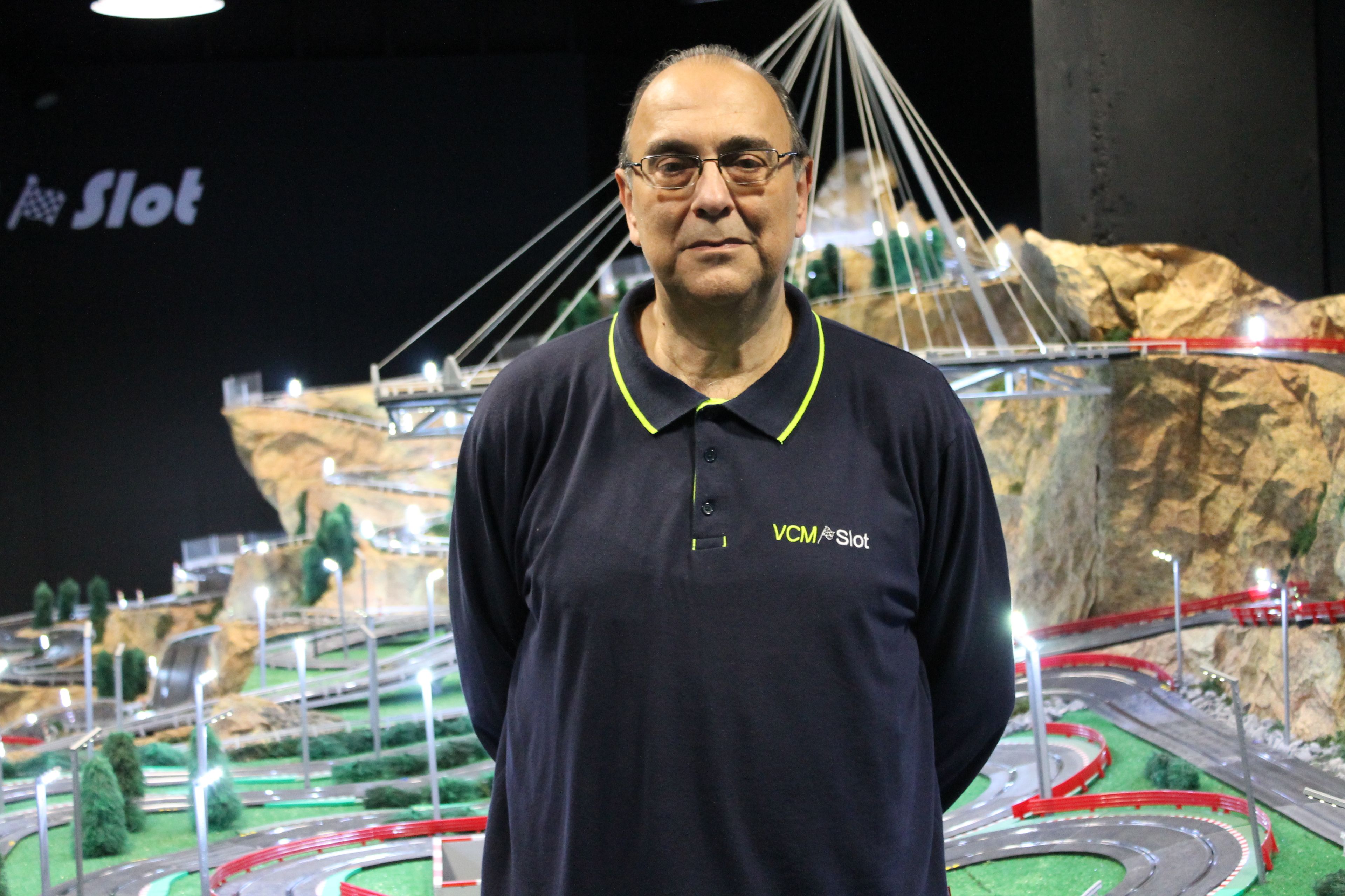 Juan Carlos Palos Pajares, dueño del Scalextric más grande del mundo, en Getafe.