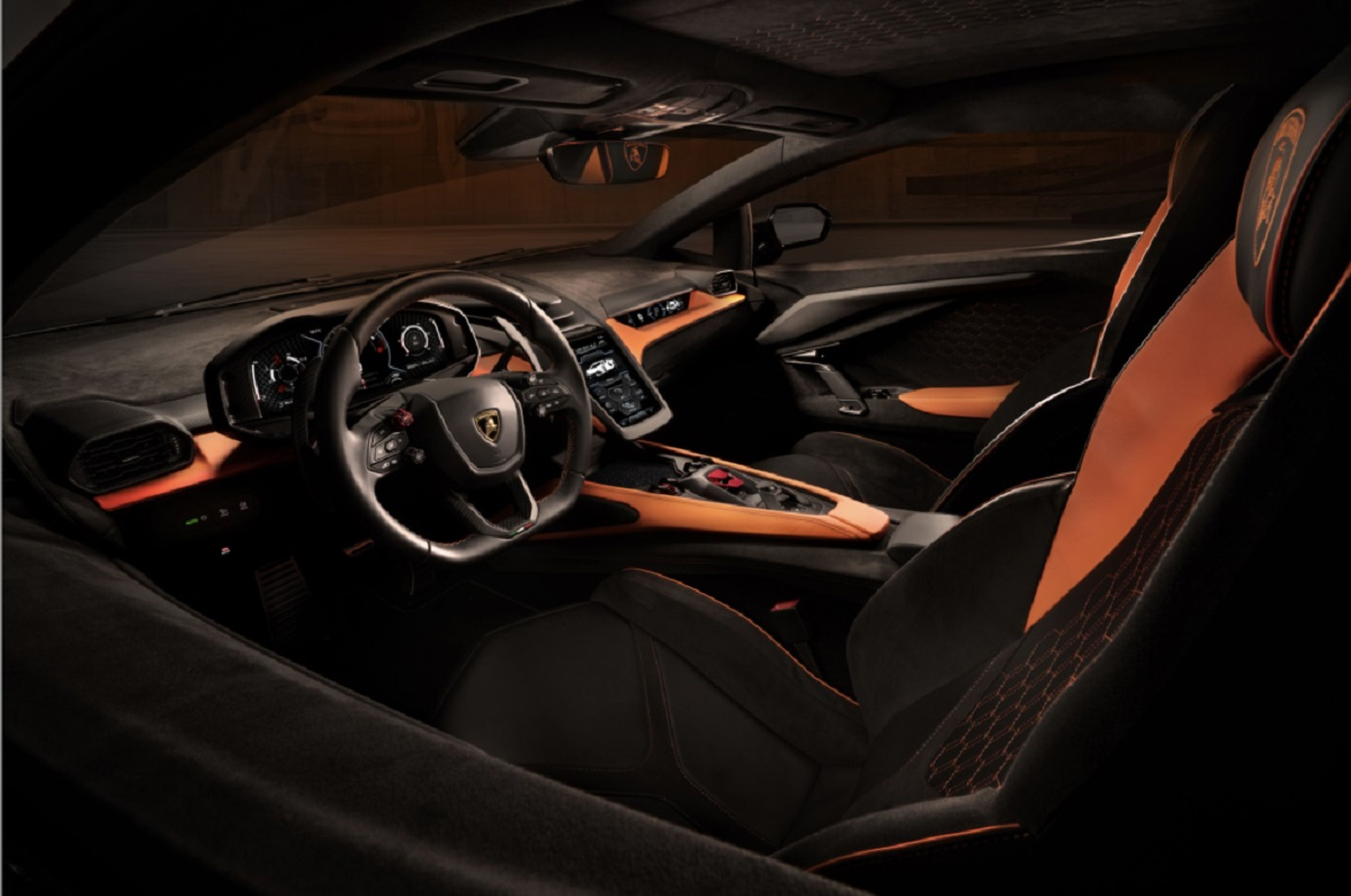 Interior del Revuelto: el habitáculo del futuro buque insignia de Lamborghini es menos lúdico que el de su predecesor, el Aventador, y ya ofrece funciones y pantallas adicionales gracias a la hibridación.