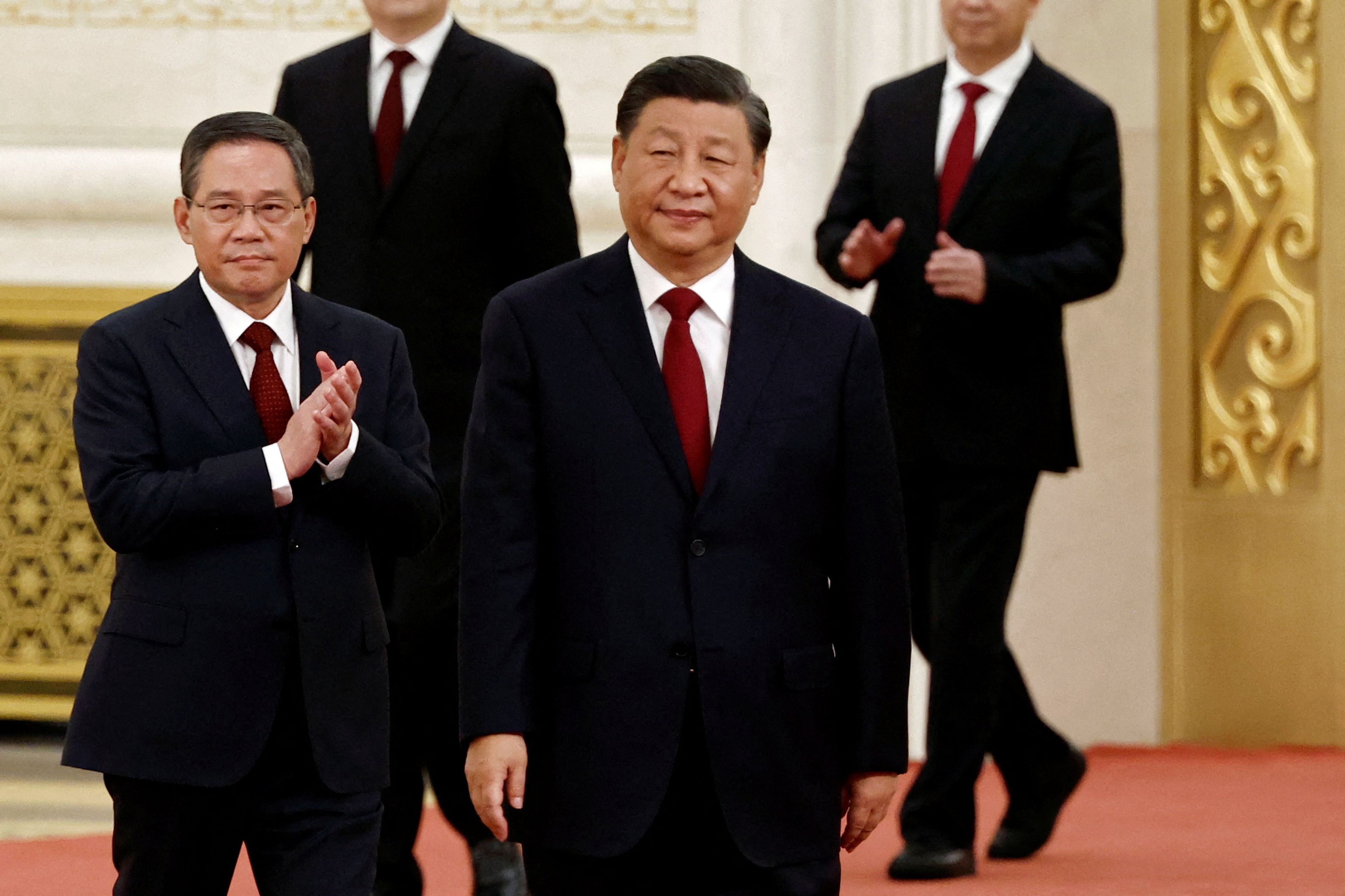 Li Qiang, miembro del Comité Central del Partido Comunista de China (izquierda), y Xi Jinping, presidente de China.