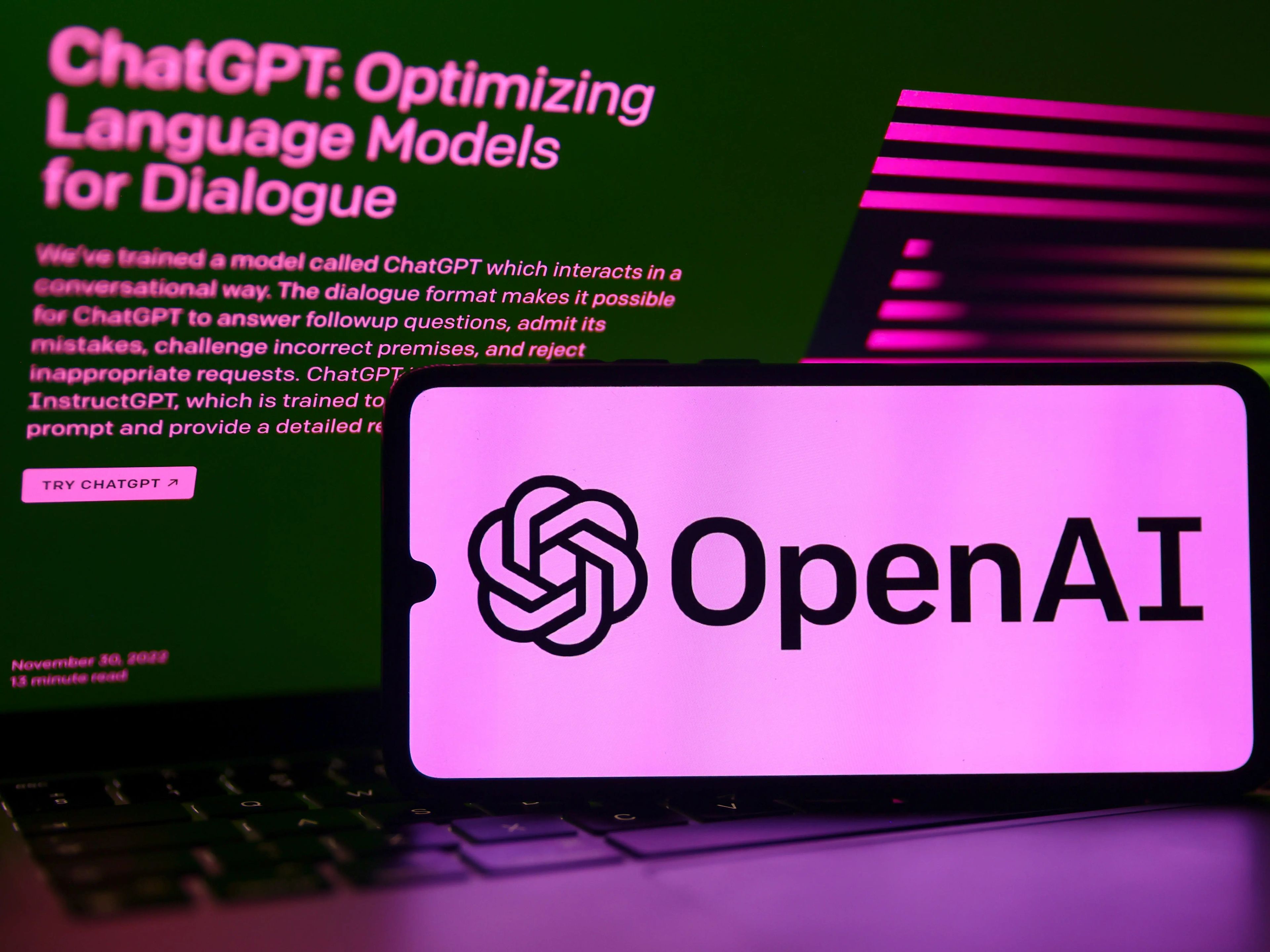Logo de OpenAI, desarrolladora de ChatGPT, en la pantalla de un smartphone.