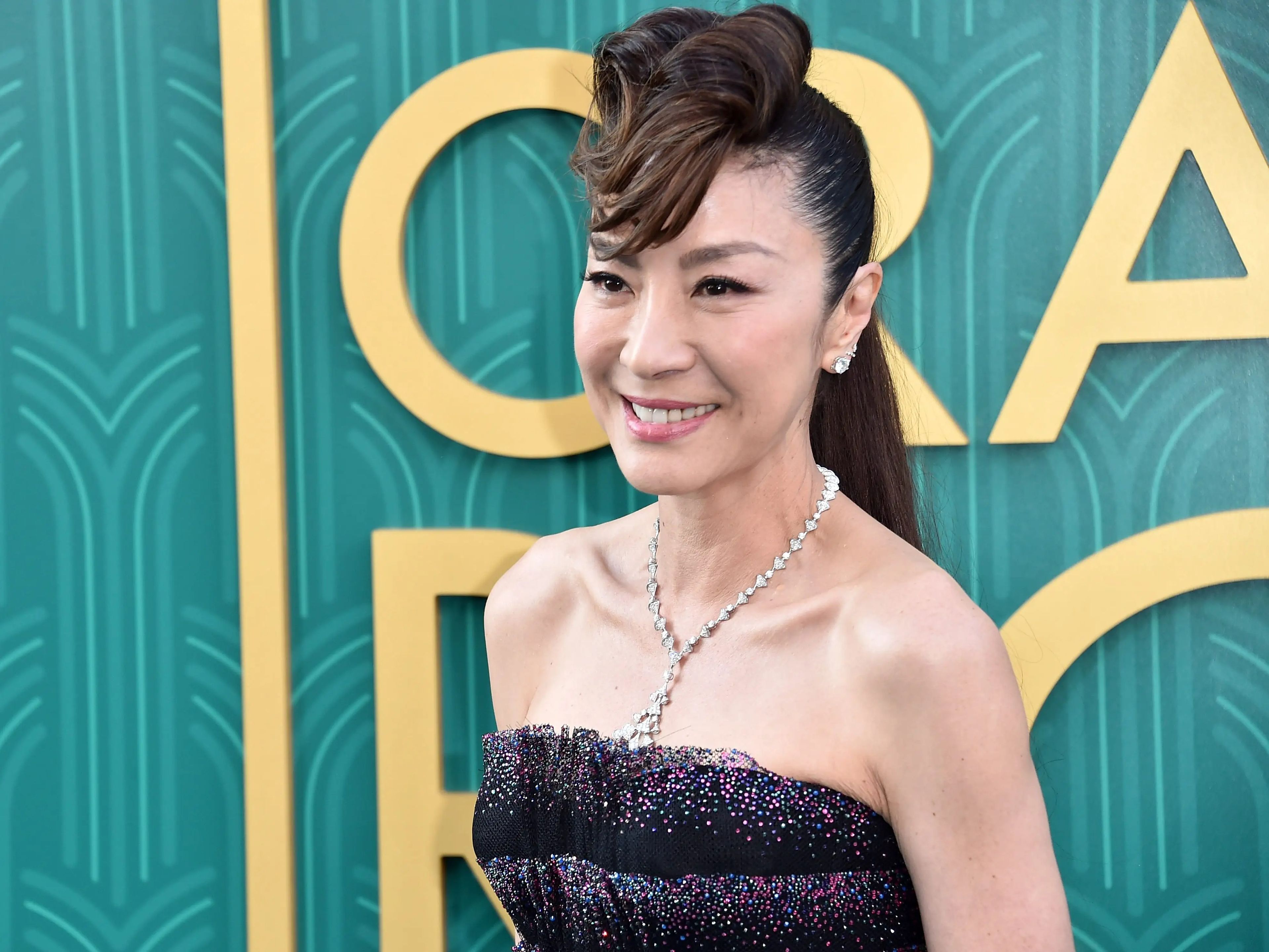 La película utiliza imágenes de 2018 de Michelle Yeoh en un estreno de 'Crazy Rich Asians' ('Locamente millonarios').