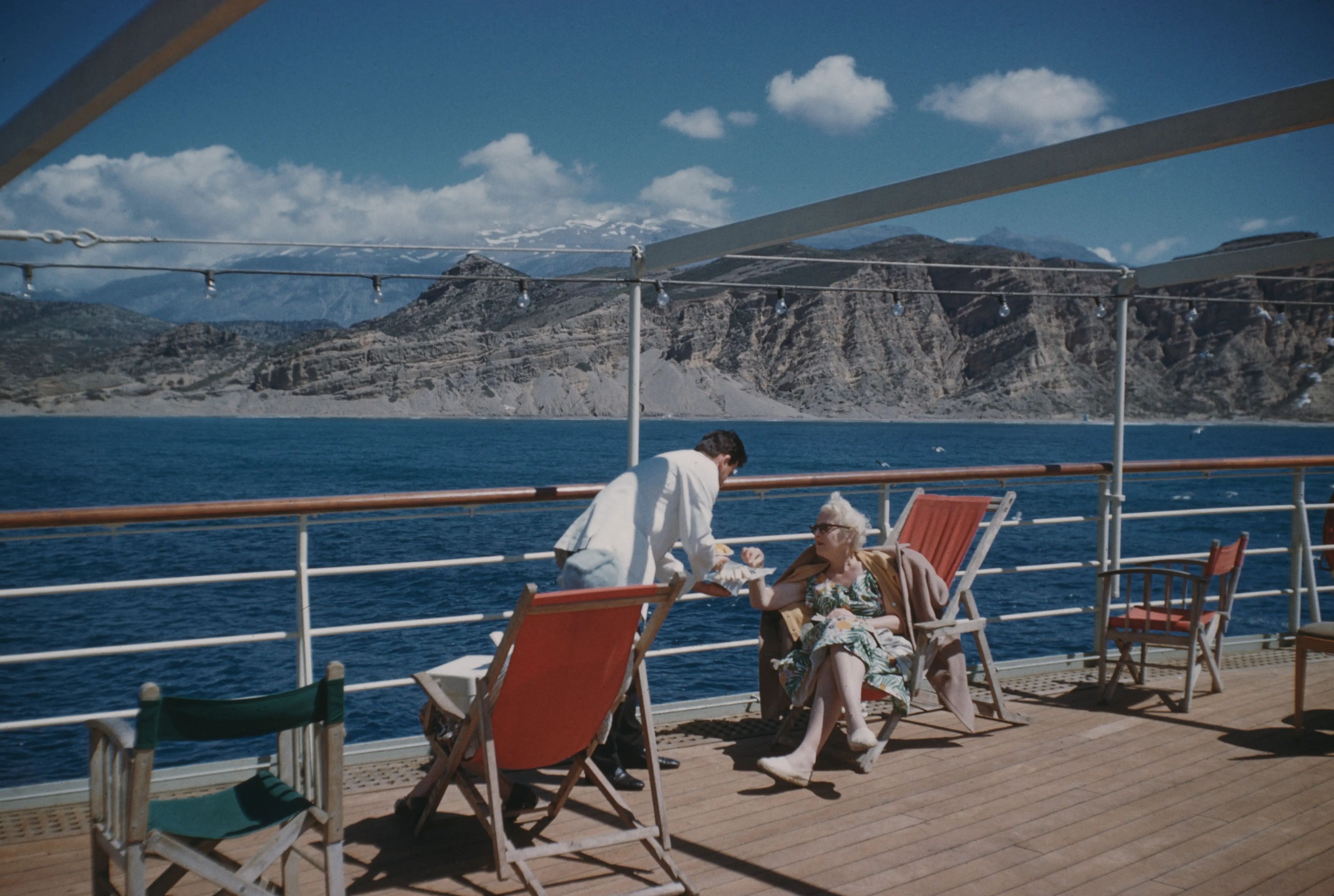 Un tentempié a media mañana en el crucero Agamemnon, anclado frente a Agia Galini, en el sur de Creta, Grecia, 12 de abril de 1959.