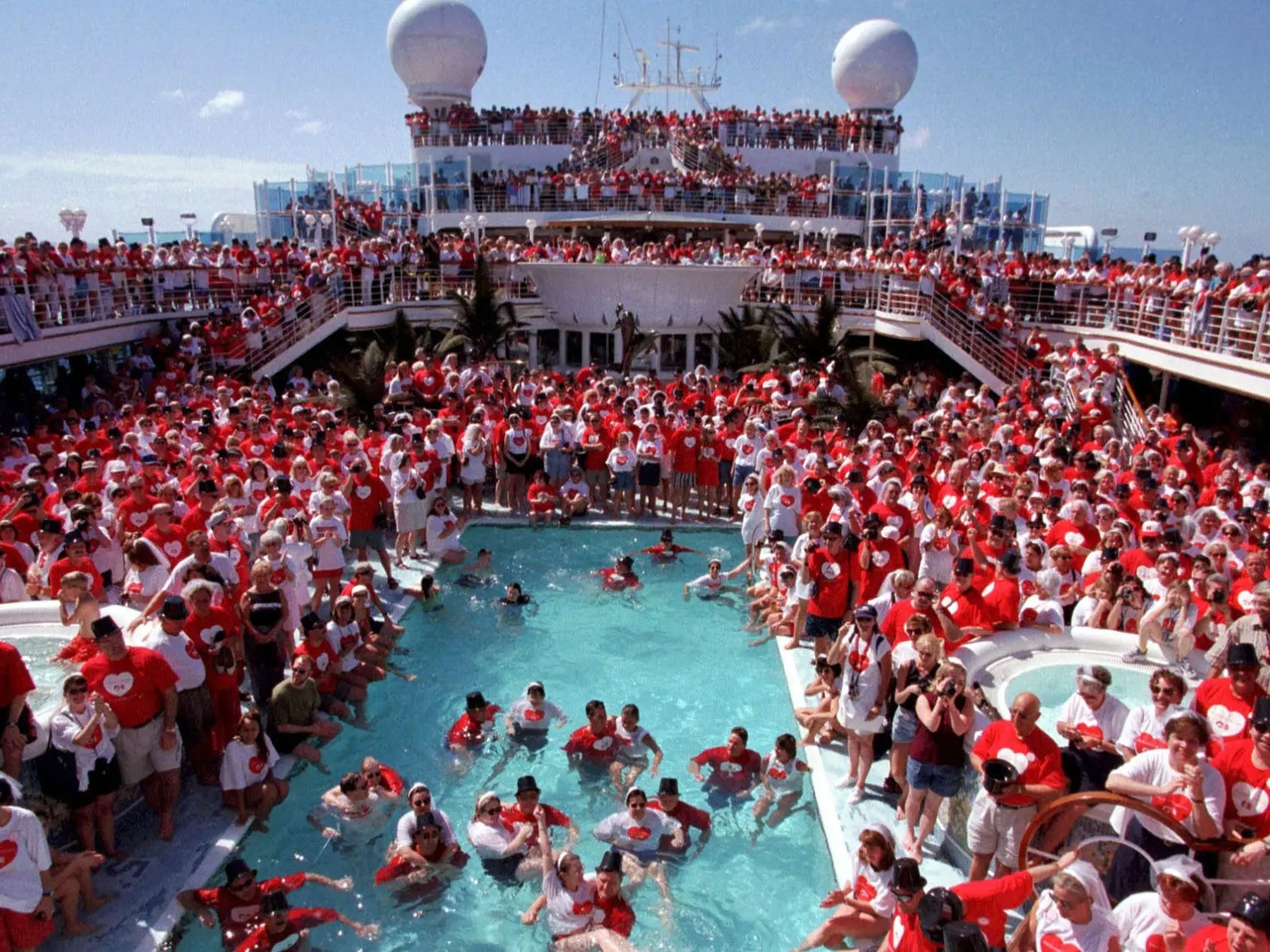 Más de 1.000 parejas renuevan sus votos en el mar a bordo del Grand Princess el 9 de febrero de 1999, durante la "Fiesta Nacional de 'Love Boat'".