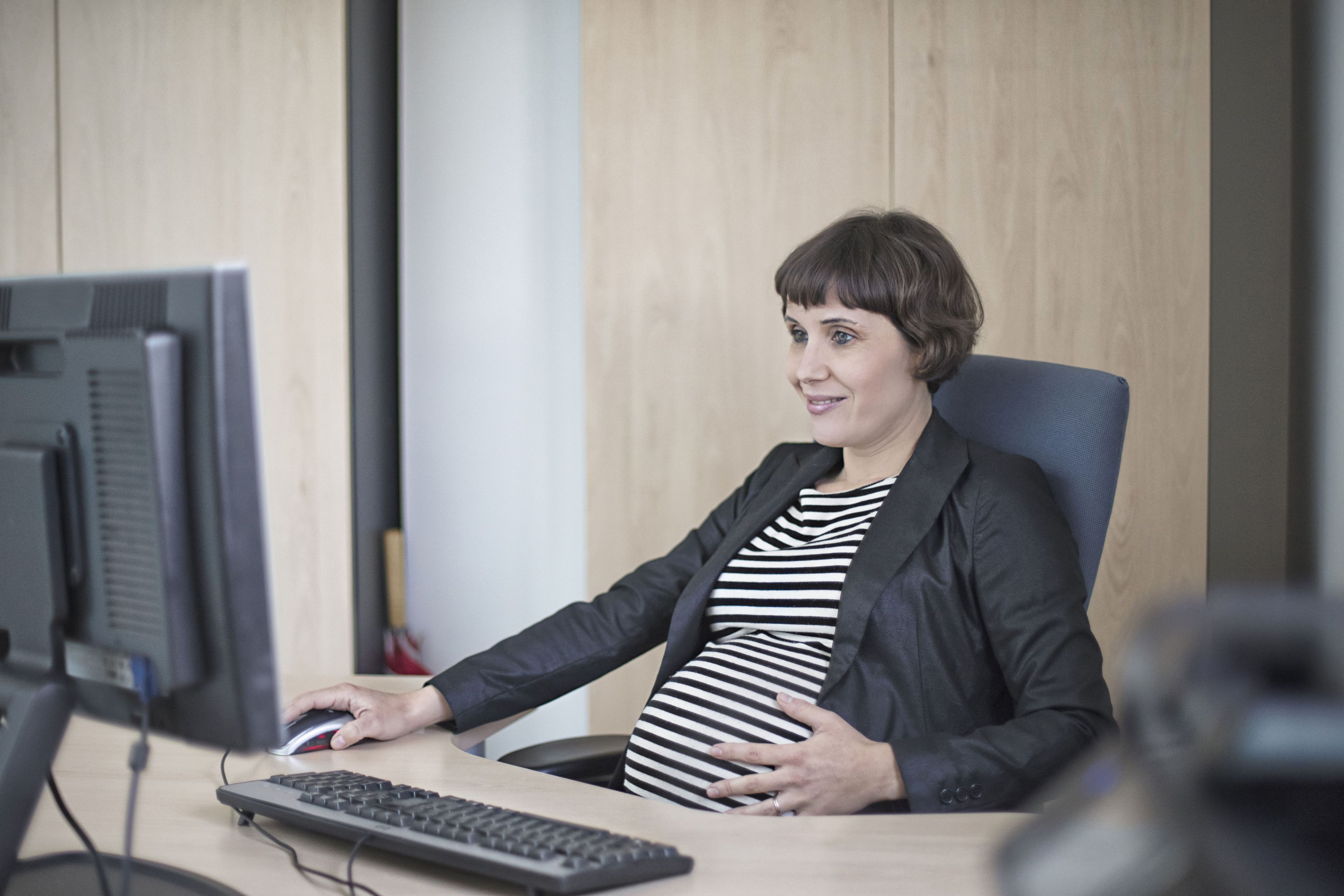 Mujer embarazada en una oficina