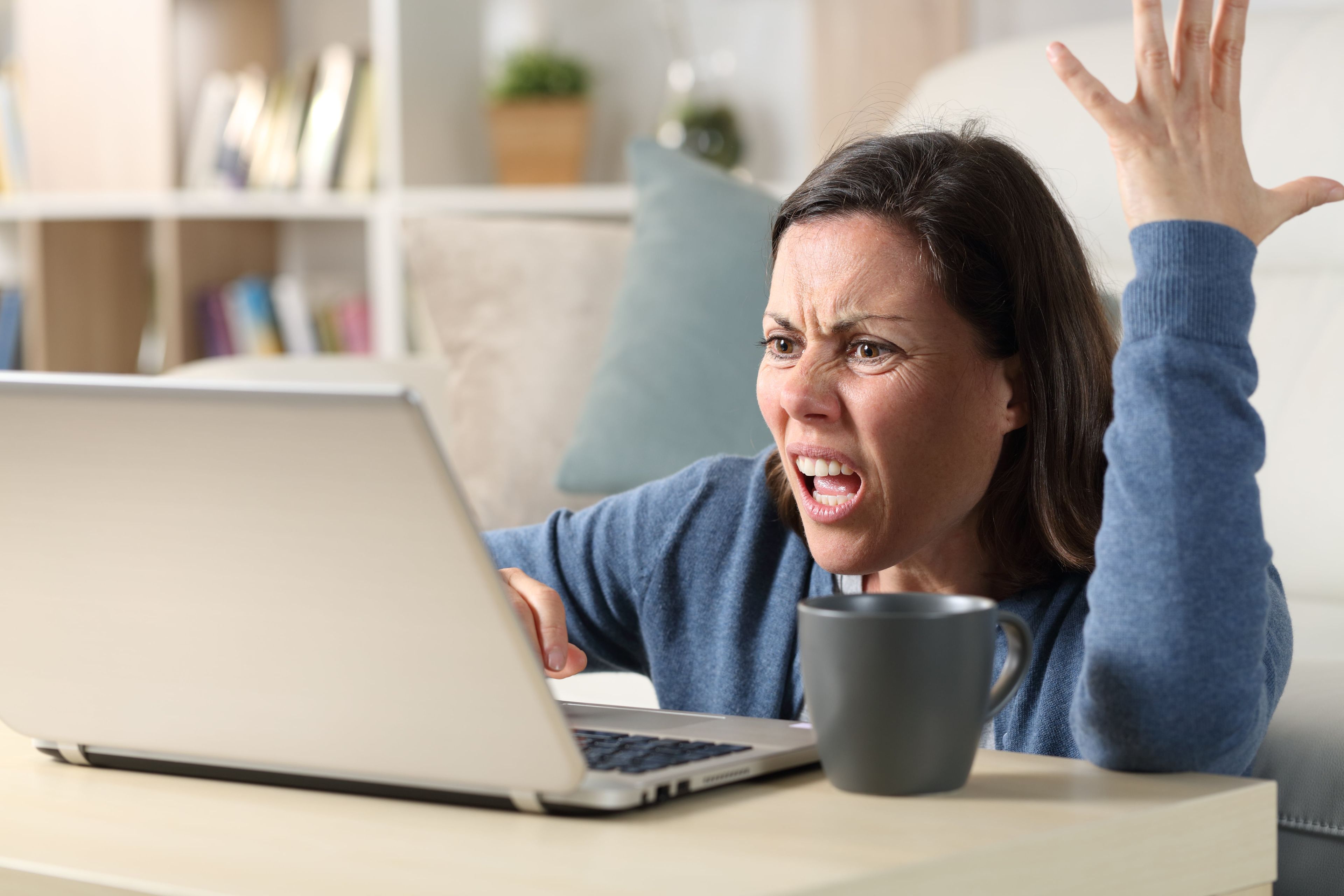 Mujer enfadada frente al ordenador
