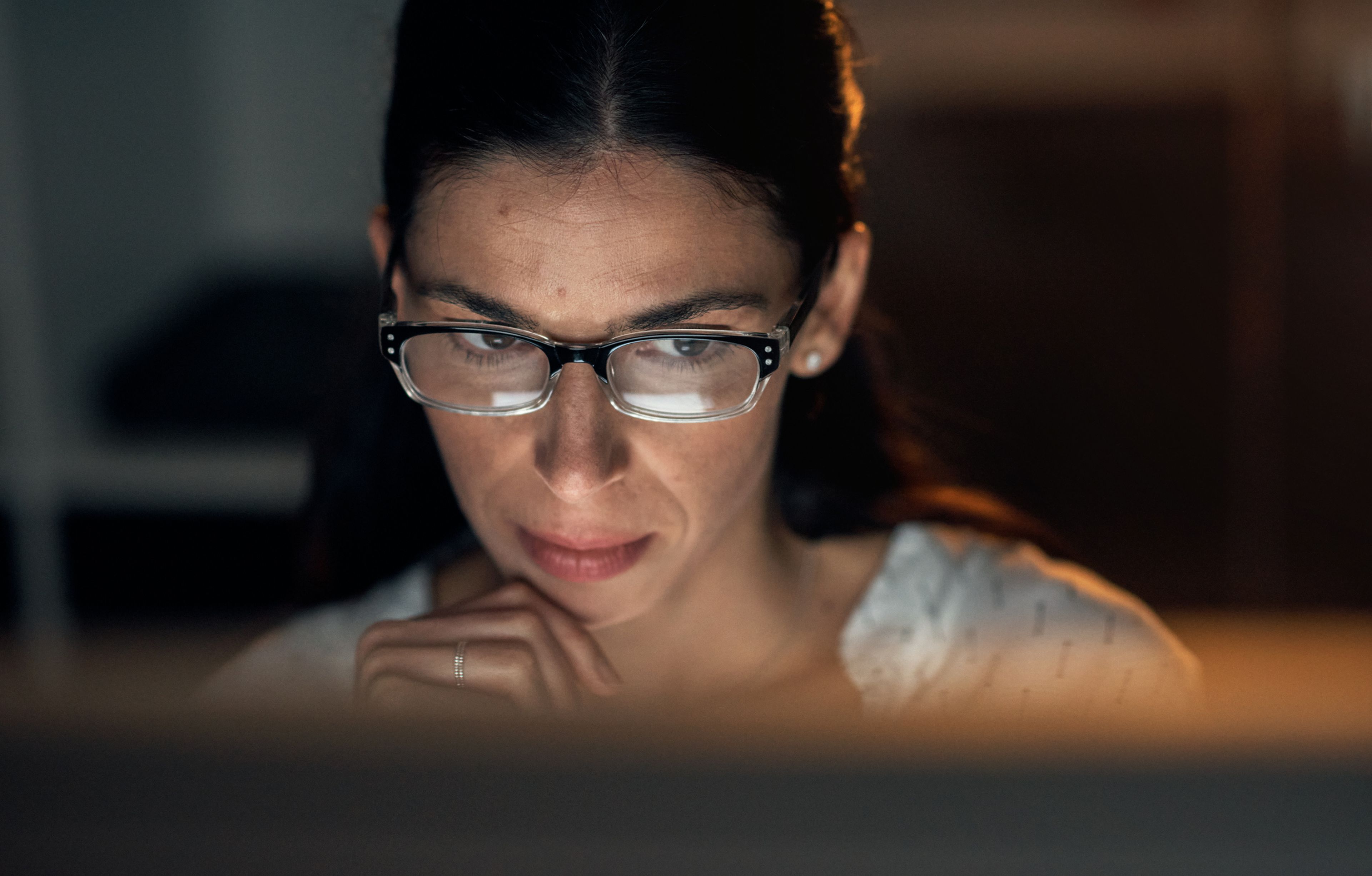 Mujer mirando un ordenador