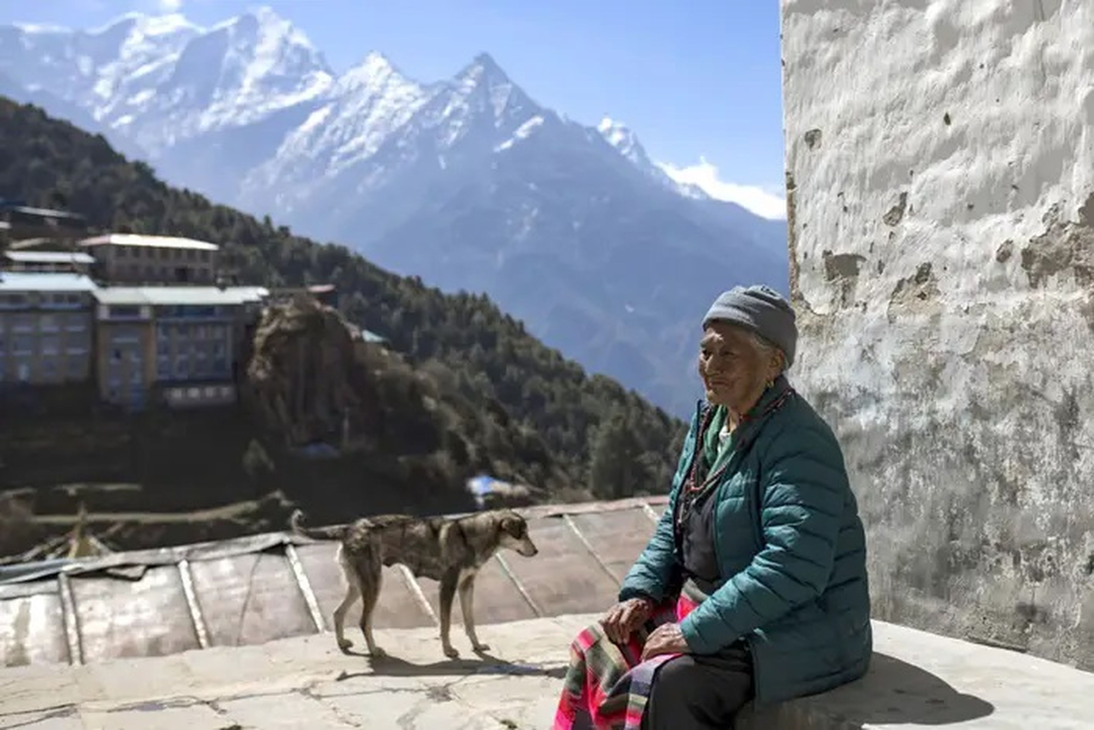 Las personas que viven a gran altitud, como esta mujer nepalesa, han evolucionado para tener menos glóbulos rojos.