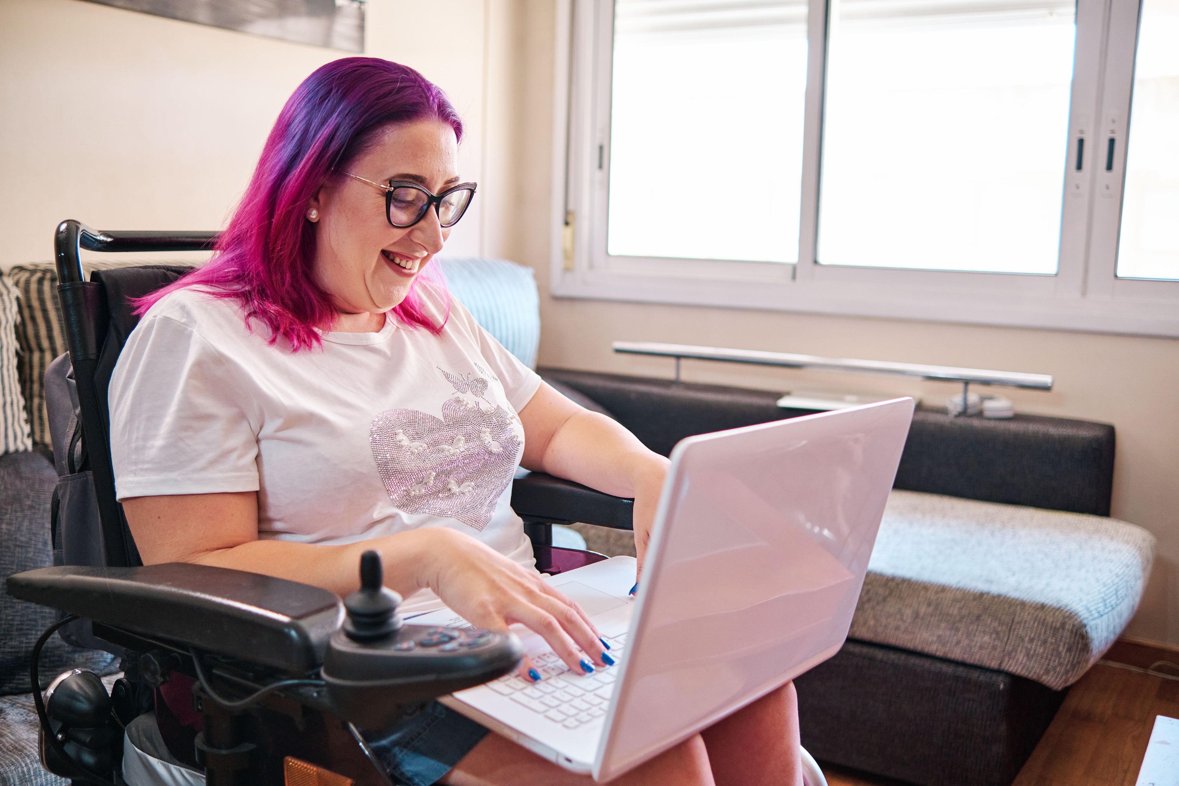 Mujer en silla de ruedas con un ordenador