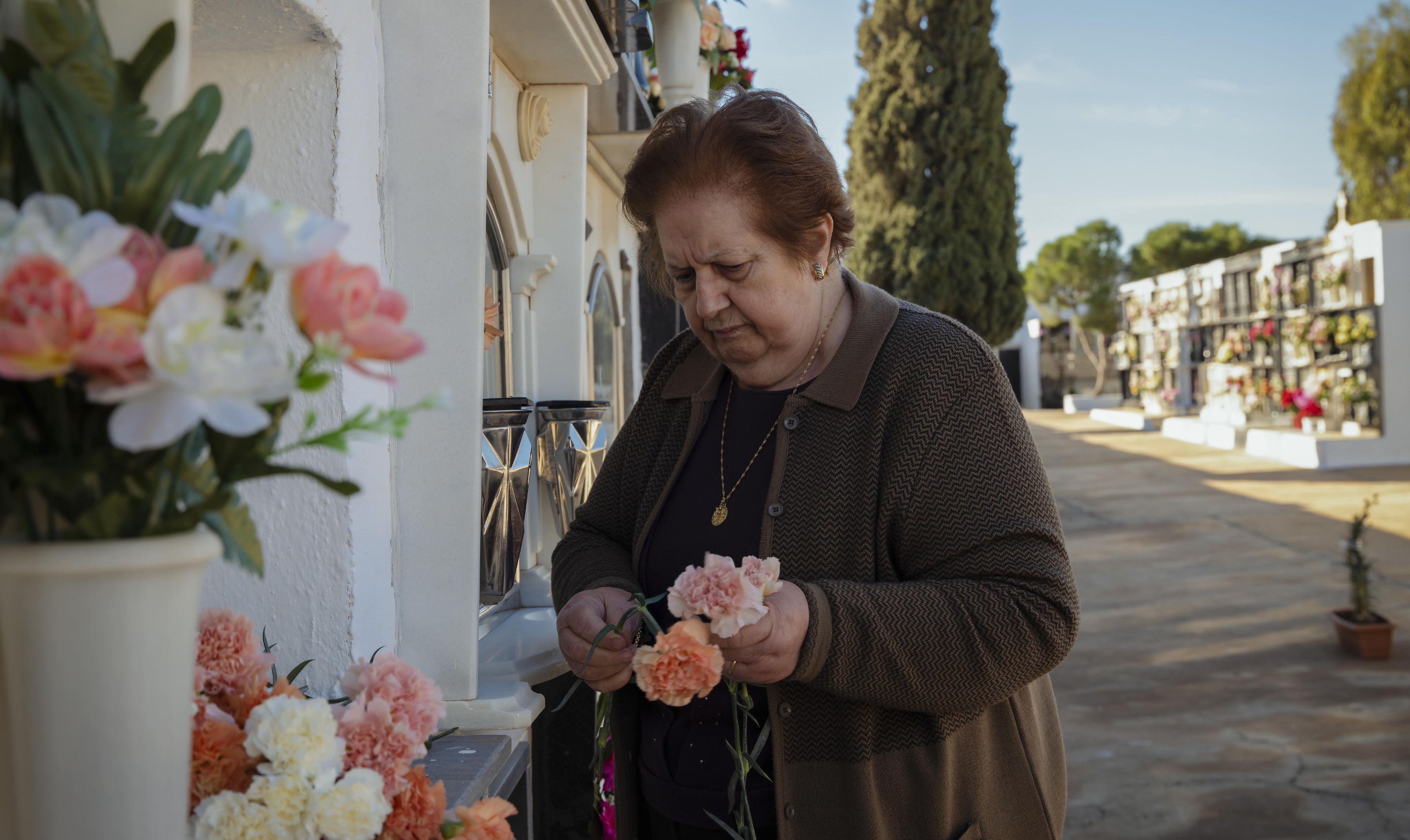 Mujer viuda en un cementerio