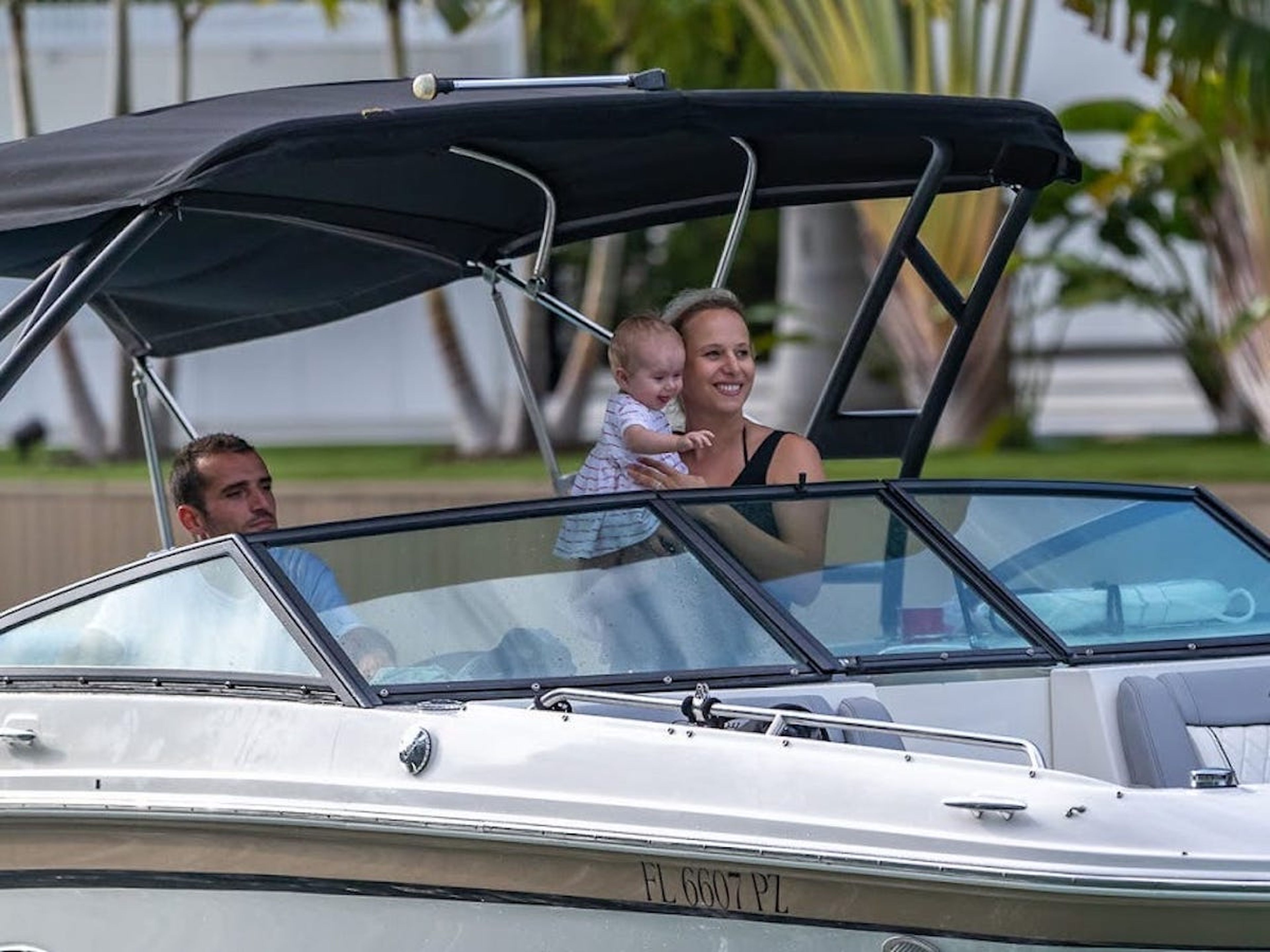 Mylène Garot, anfitriona de Boatsetter, su marido y su bebé en uno de sus barcos en Florida. 