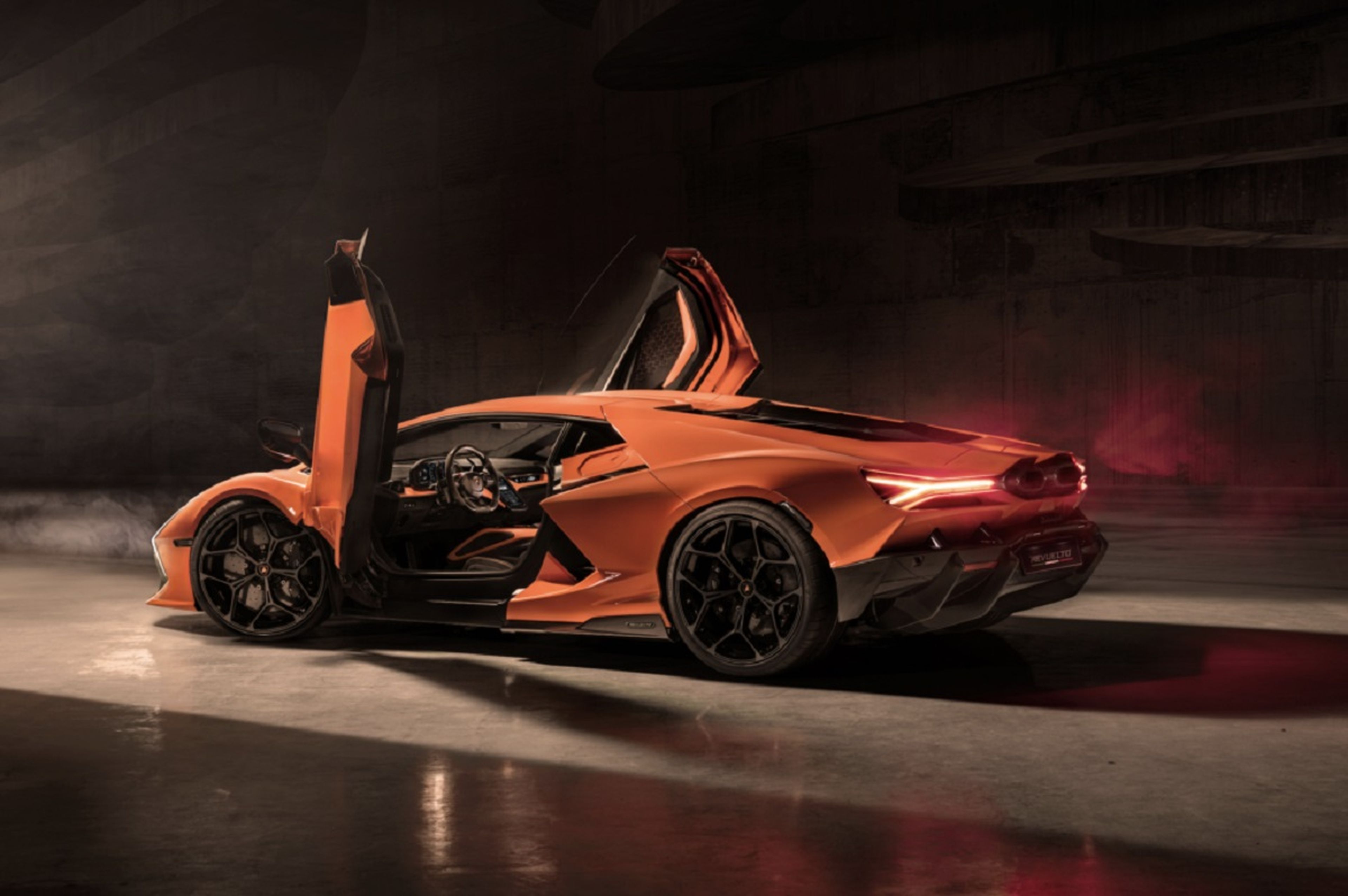 Nuevo modelo de la gama alta de Automobili Lamborghini: Revuelto, que es la denominación de tipo del modelo de 2 puertas, significa en español "confuso, cambiante" e indica la mezcla de motor de combustión y propulsión eléctrica.