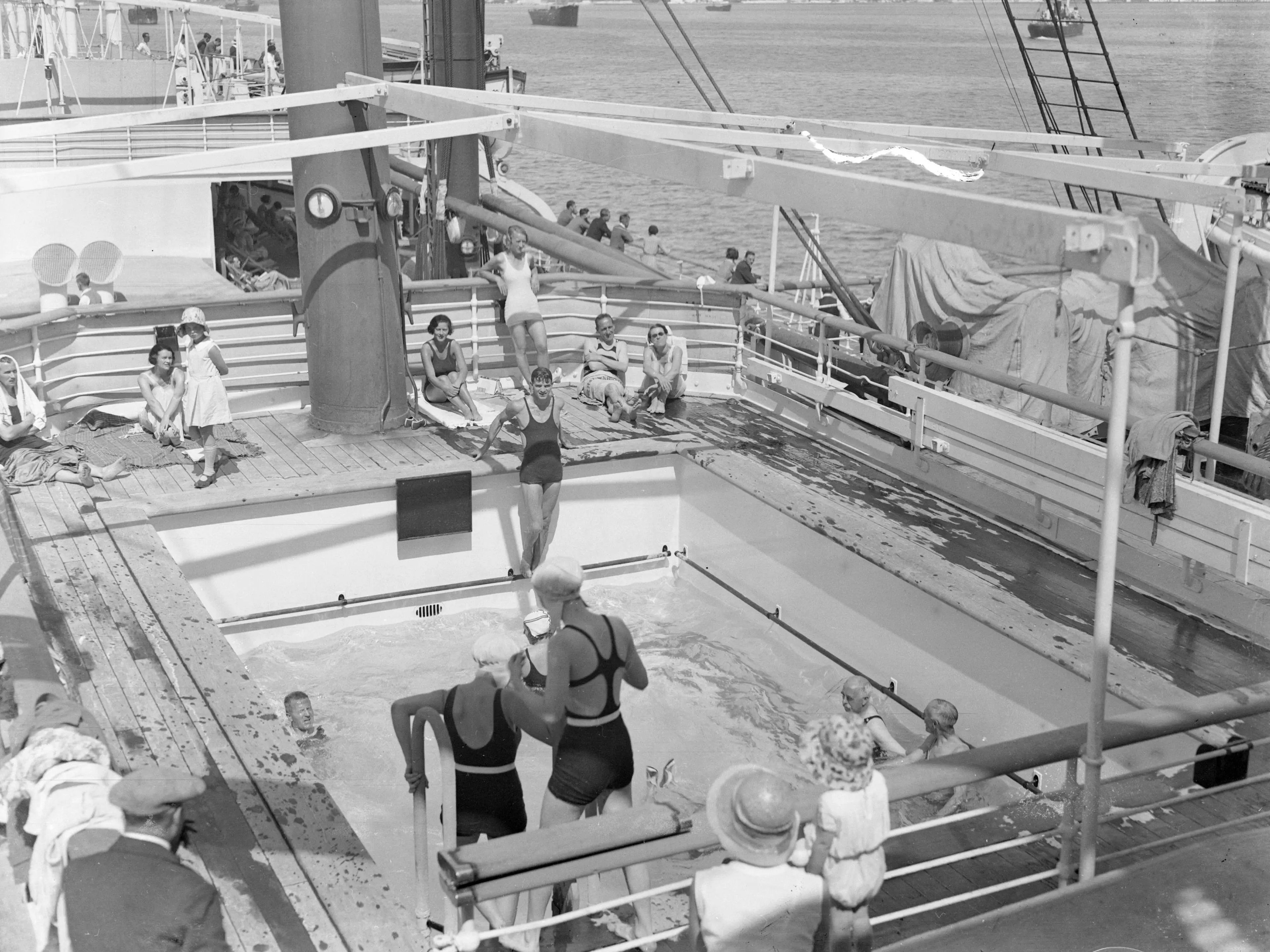 Pasajeros en la piscina del transatlántico de lujo RMS Orontes, botado en 1902.