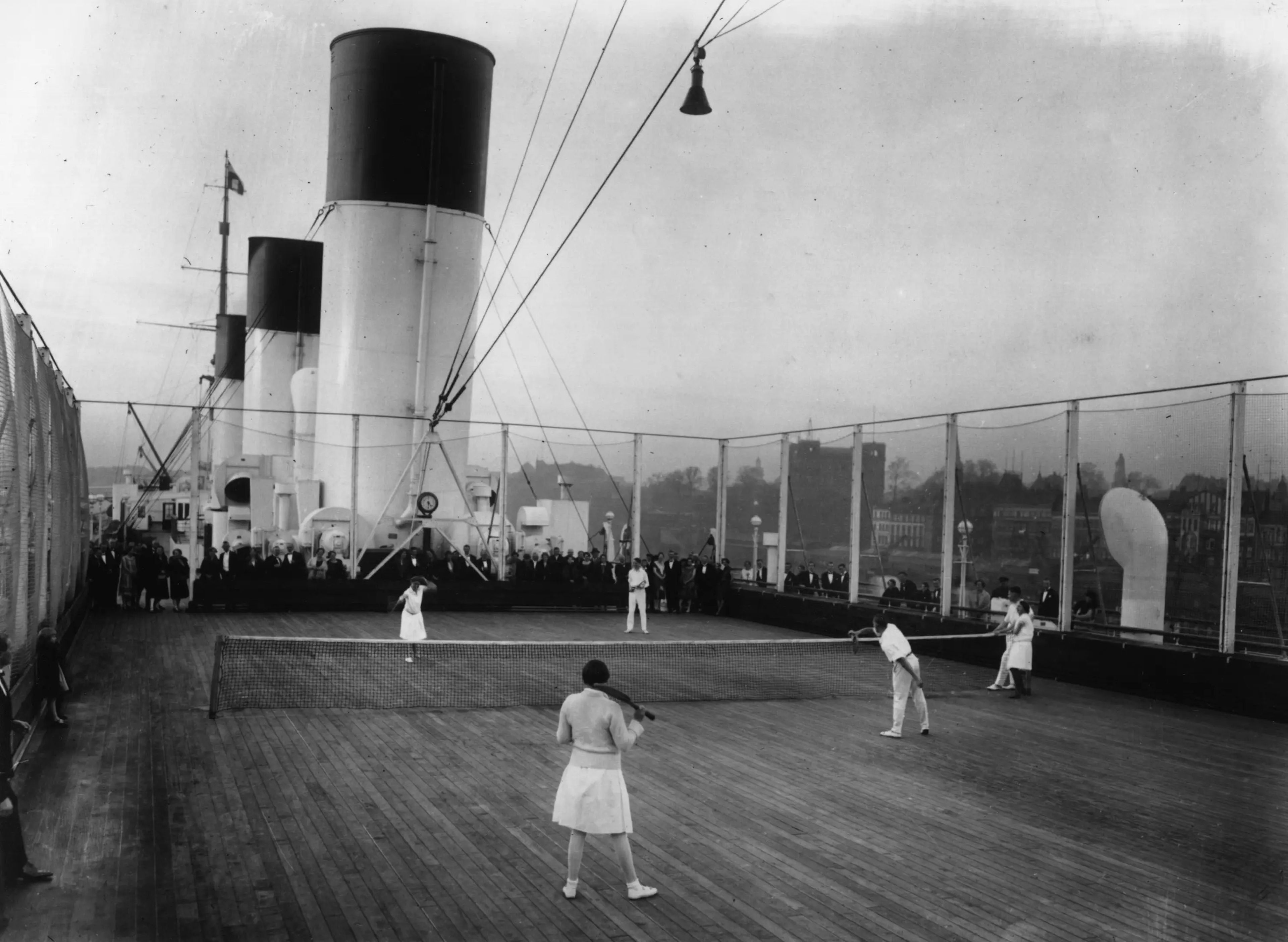Pasajeros jugando al tenis a bordo del transatlántico SS Cap Areona.