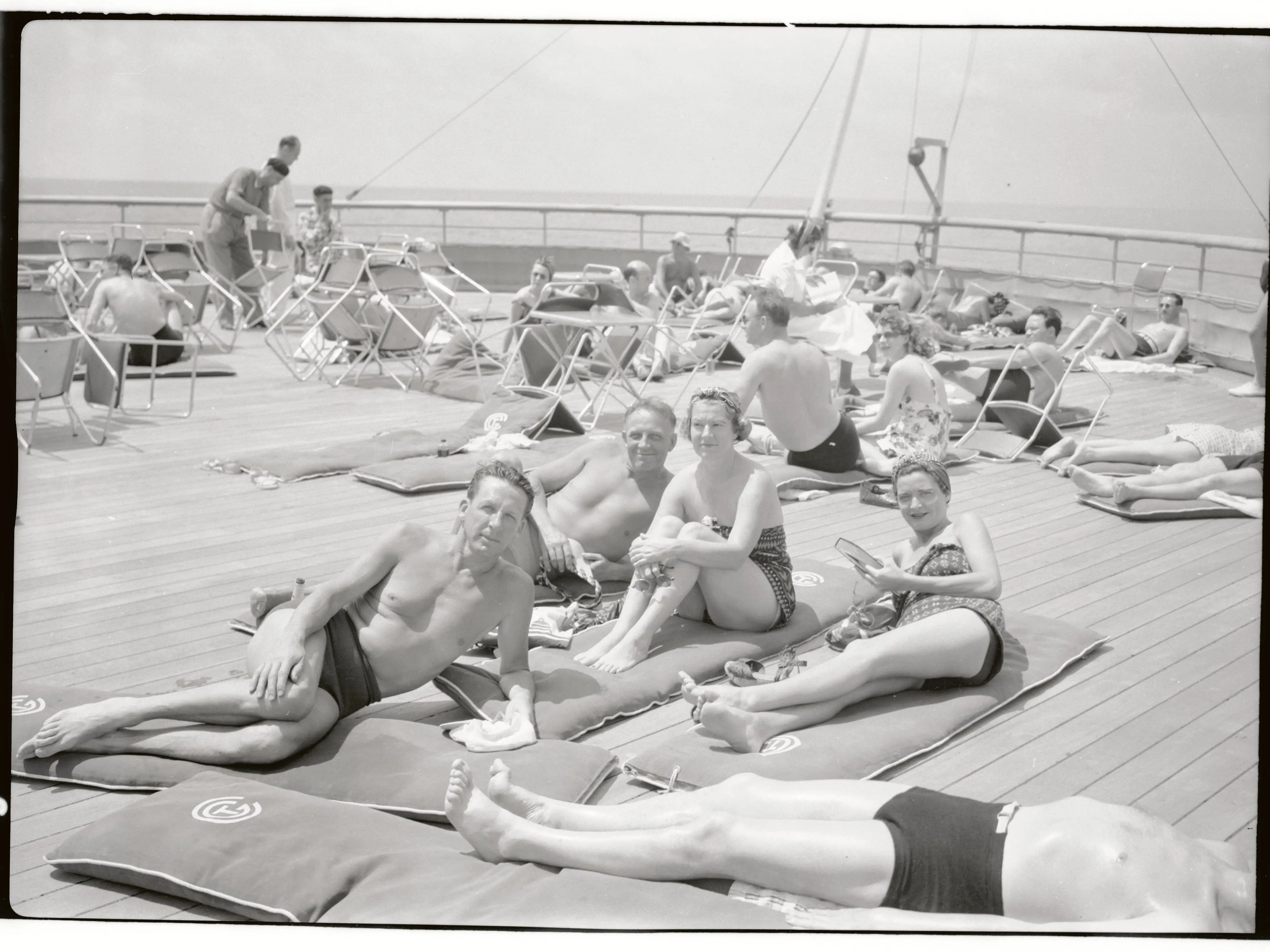 Pasajeros tomando el sol en la cubierta del transatlántico francés Normandie, hacia 1937.