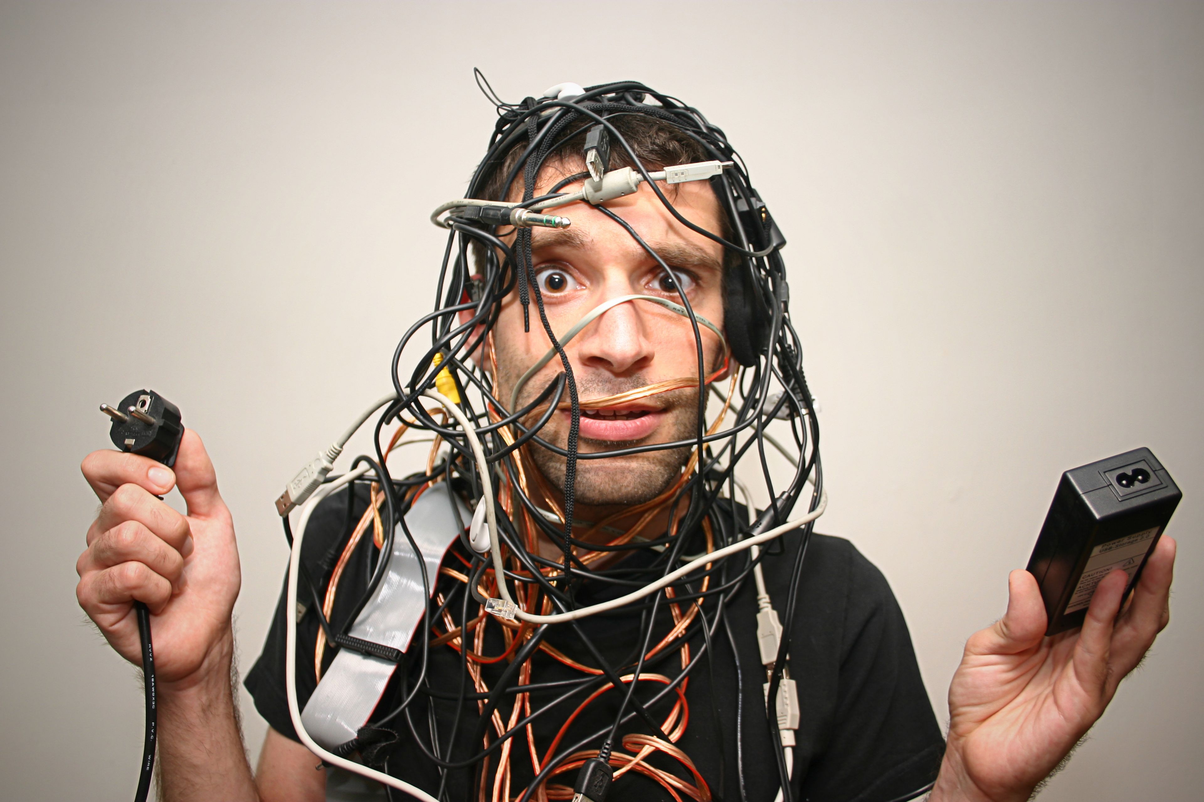 Una persona con la cabeza llena de cables.