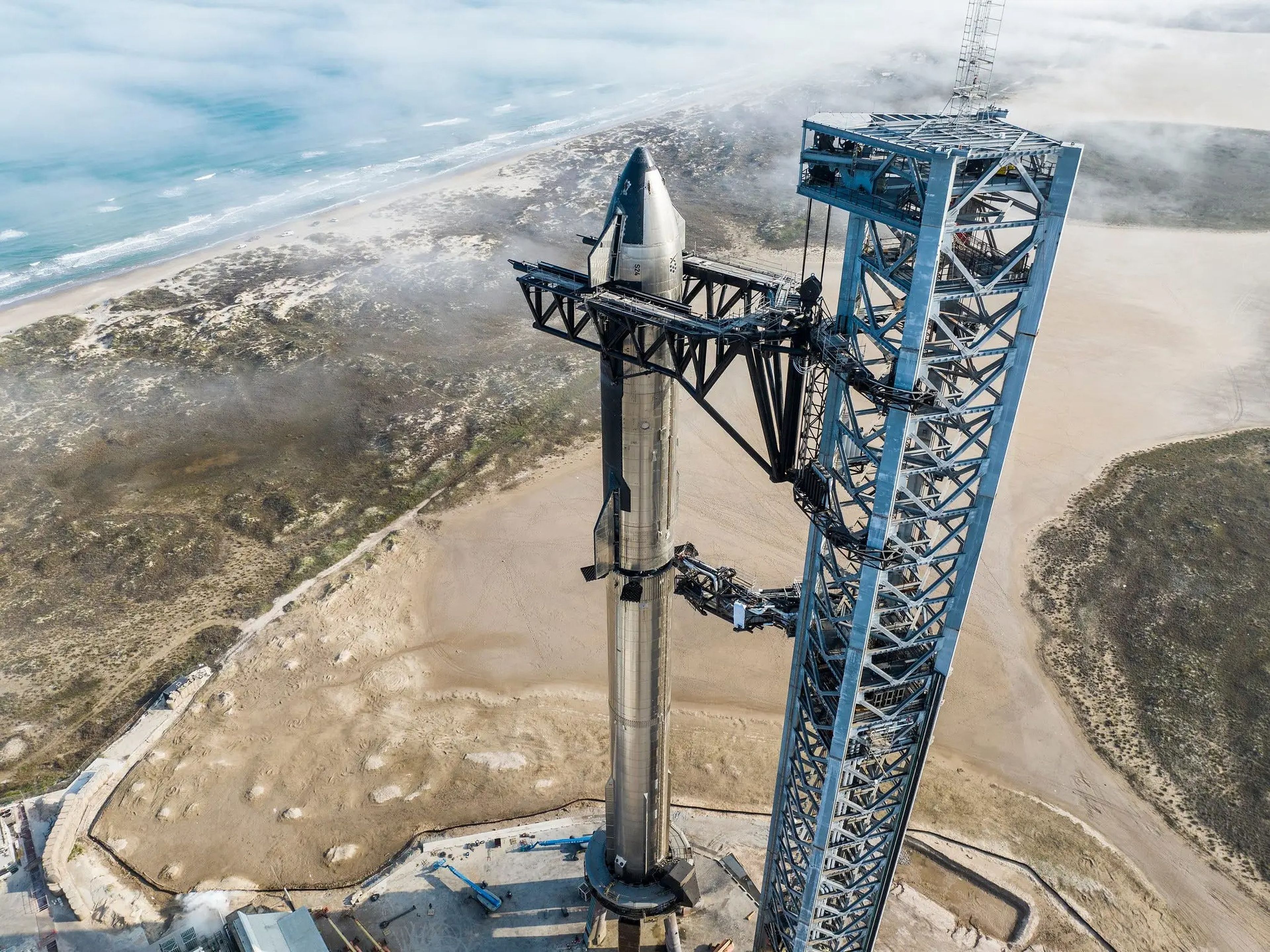 Un cohete Starship en la plataforma de lanzamiento de las instalaciones de SpaceX en Boca Chica, Texas (Estados Unidos).
