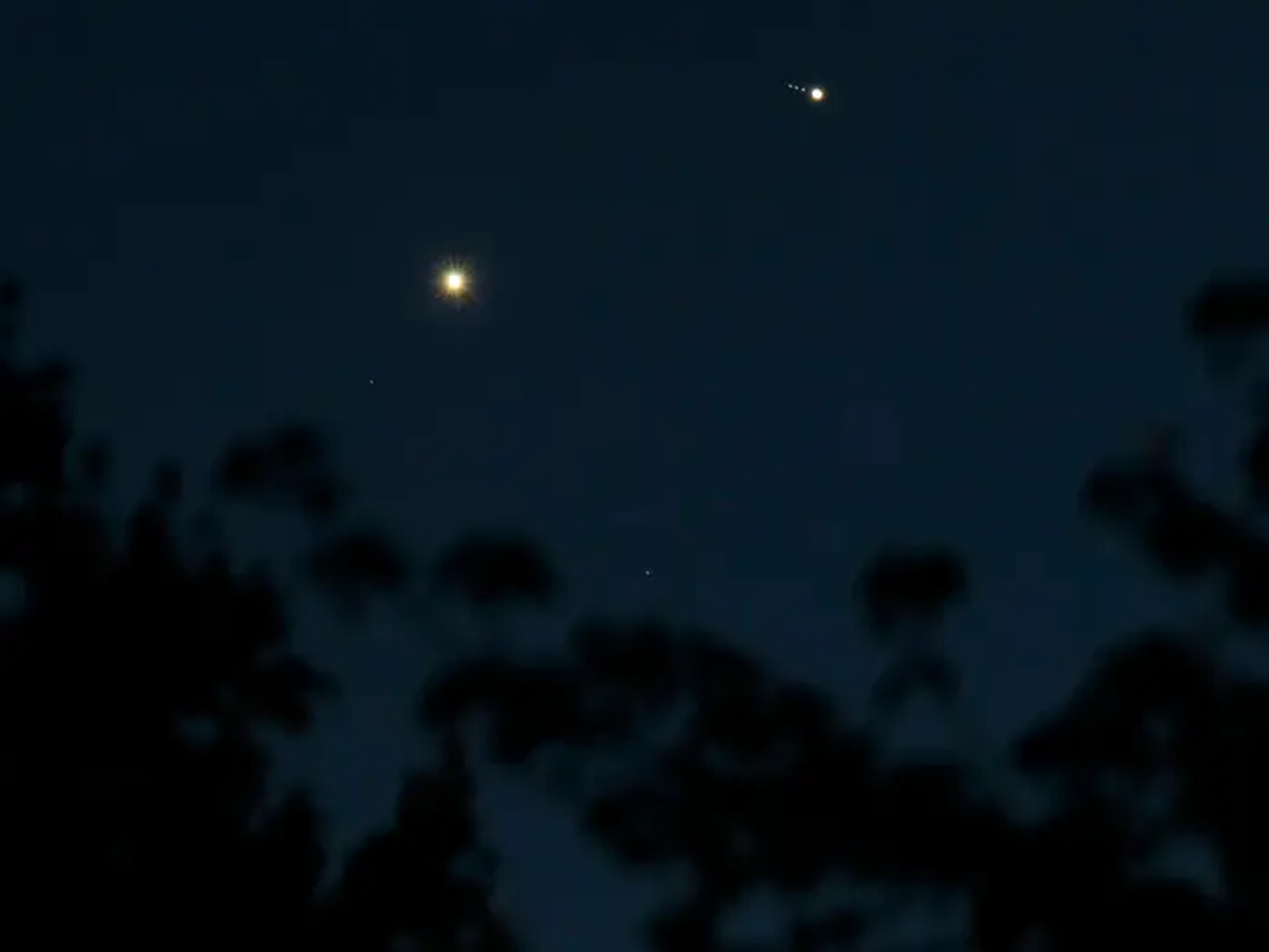 El planeta Venus, a la izquierda, junto a Júpiter, en la derecha, con alguno de sus satélites.