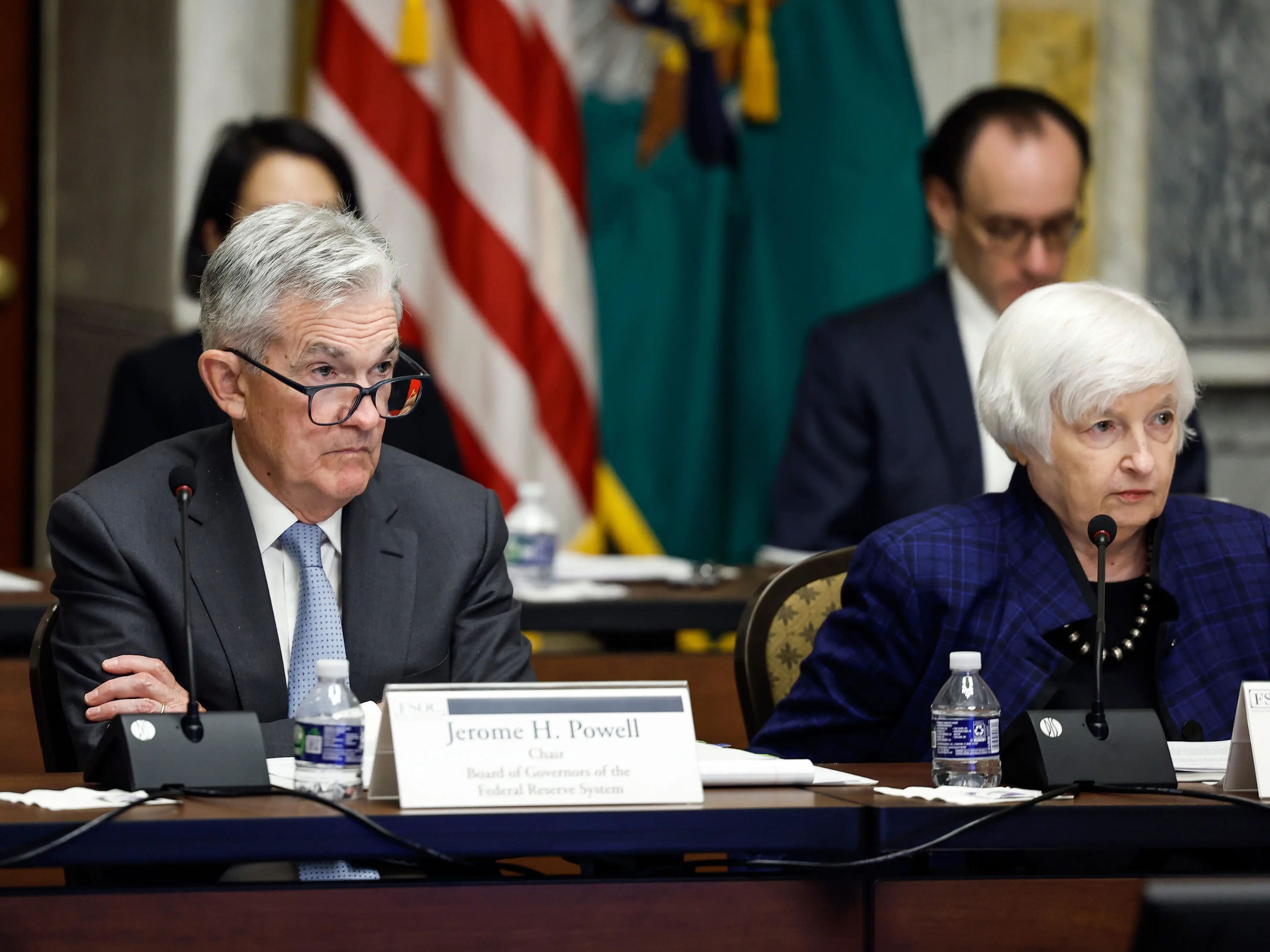 El presidente de la Reserva Federal, Jerome Powell (izquierda), y la secretaria del Tesoro, Janet Yellen, se reunieron con Jamie Dimon, de JPMorgan, para hablar de la inyección de depósitos.