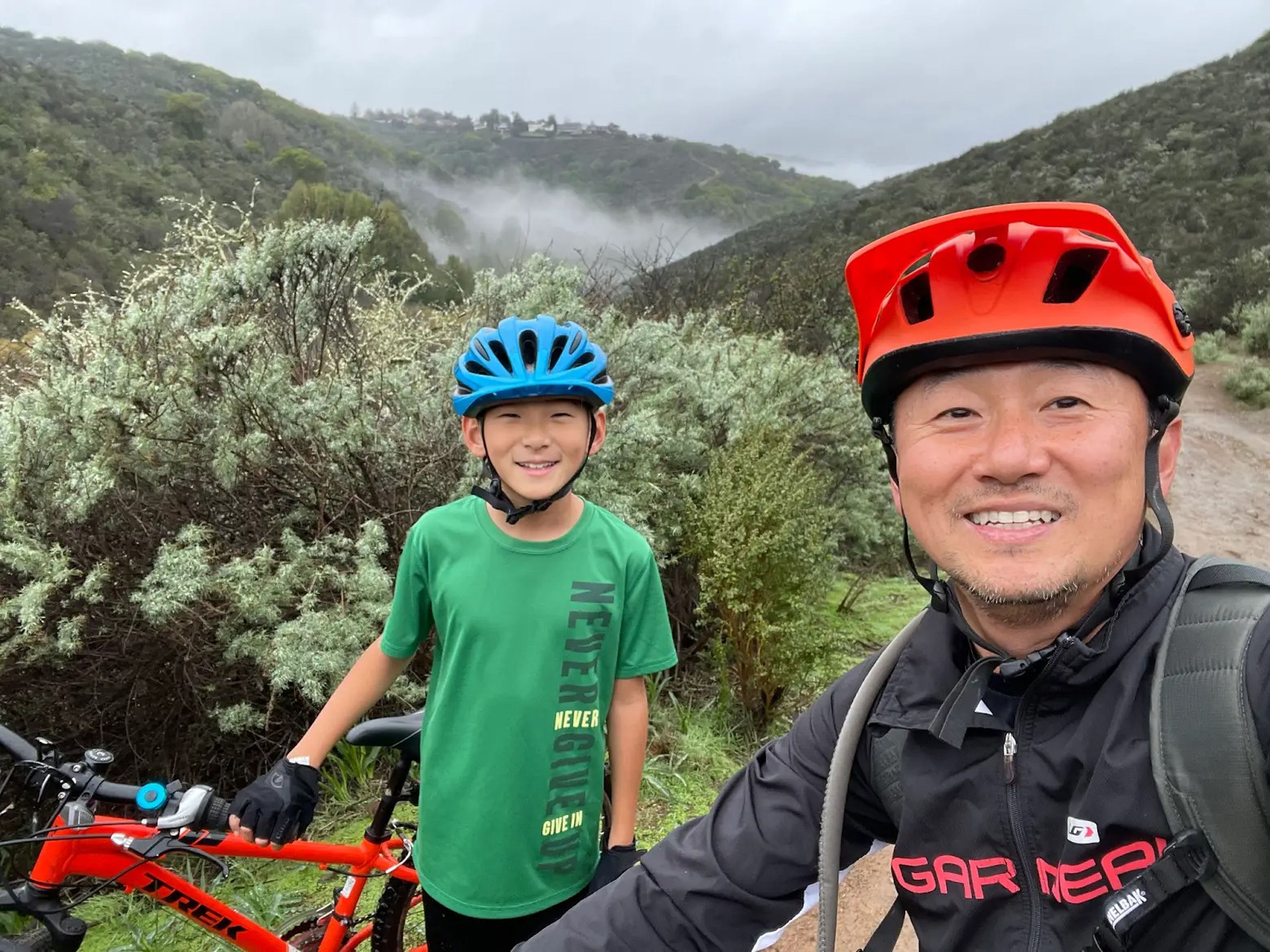 Sim disfruta llevando a su hijo de paseo con la bicicleta por la montaña.
