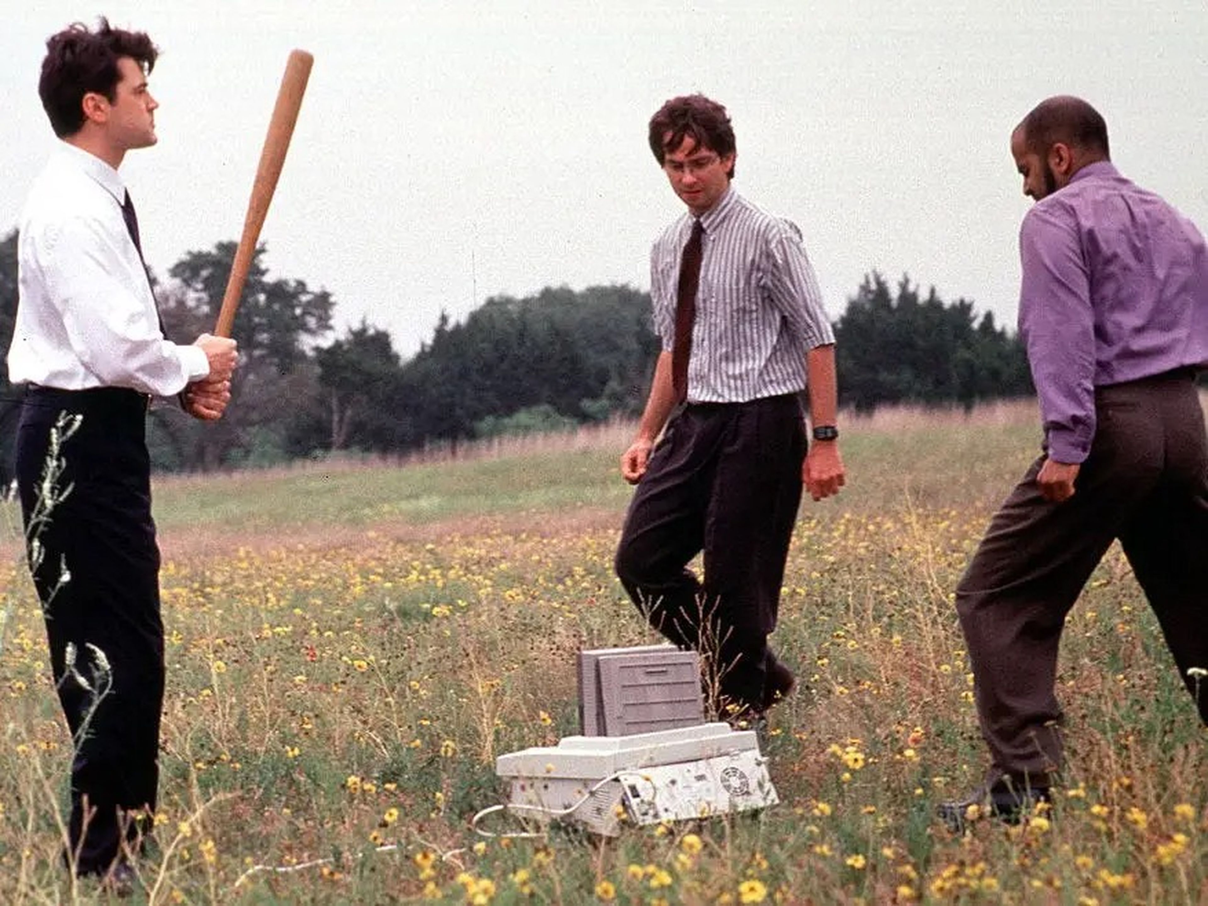 En la película de 1999 'Trabajo basura', un trabajador de una empresa de software convence a 2 asesores corporativos para negarse a trabajar.