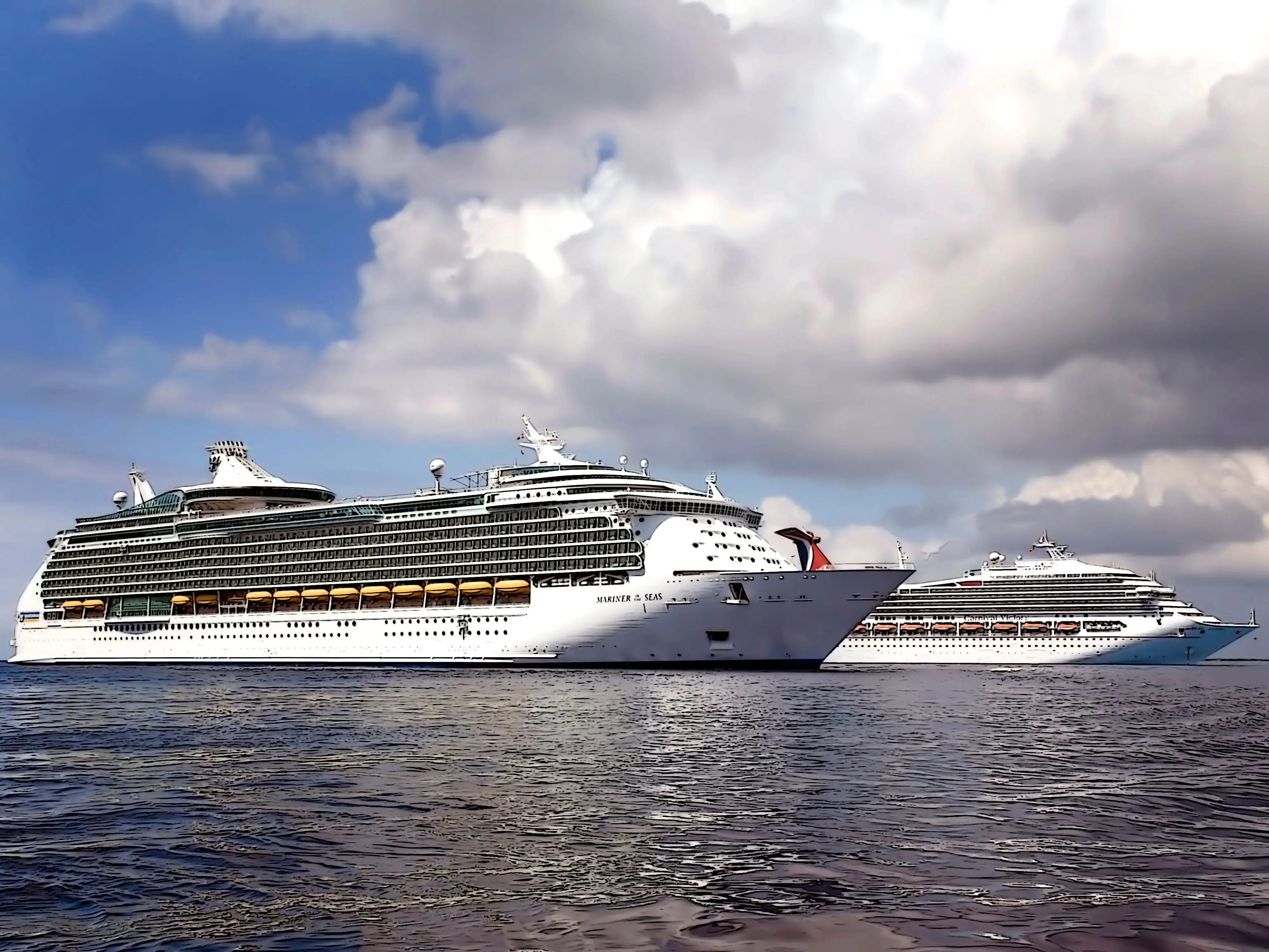 El Mariner of the Sea de Royal Caribbean y un crucero de Carnival anclados frente a la costa de la isla de Gran Caimán.