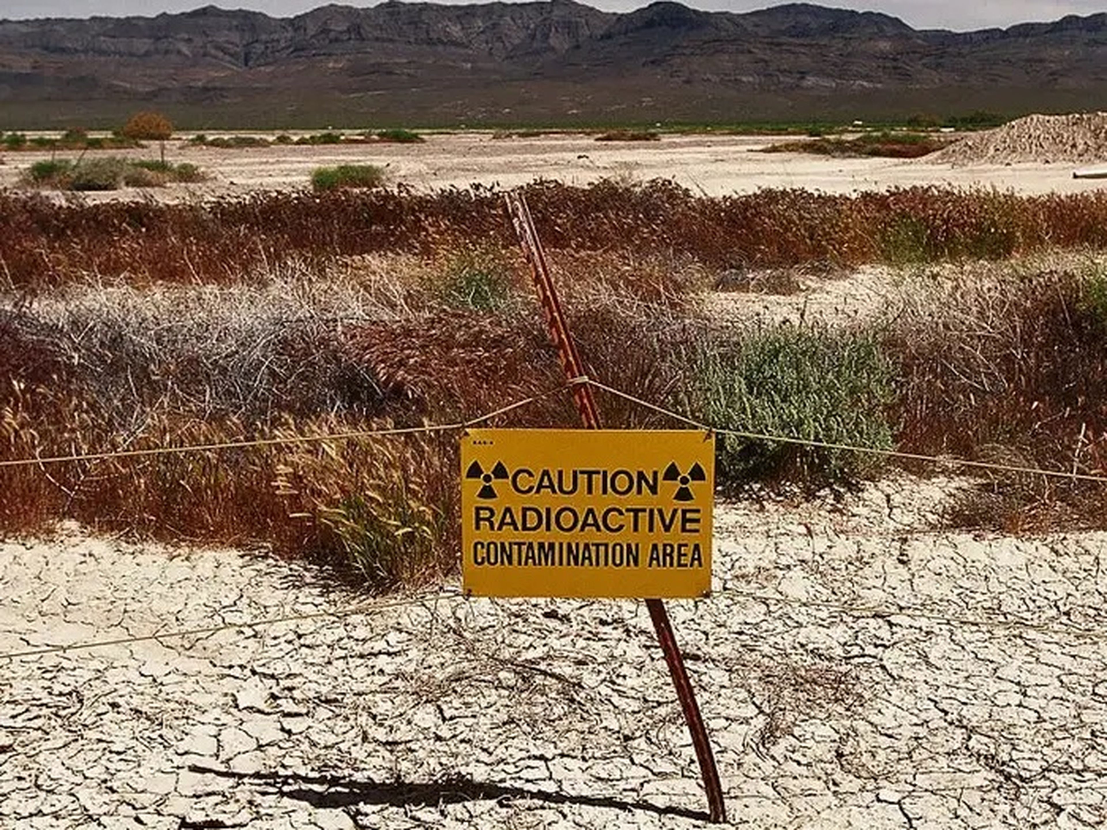 Una señal de advertencia situada cerca del Nevada Test Site (Emplazamiento de Pruebas de Nevada, en EEUU).