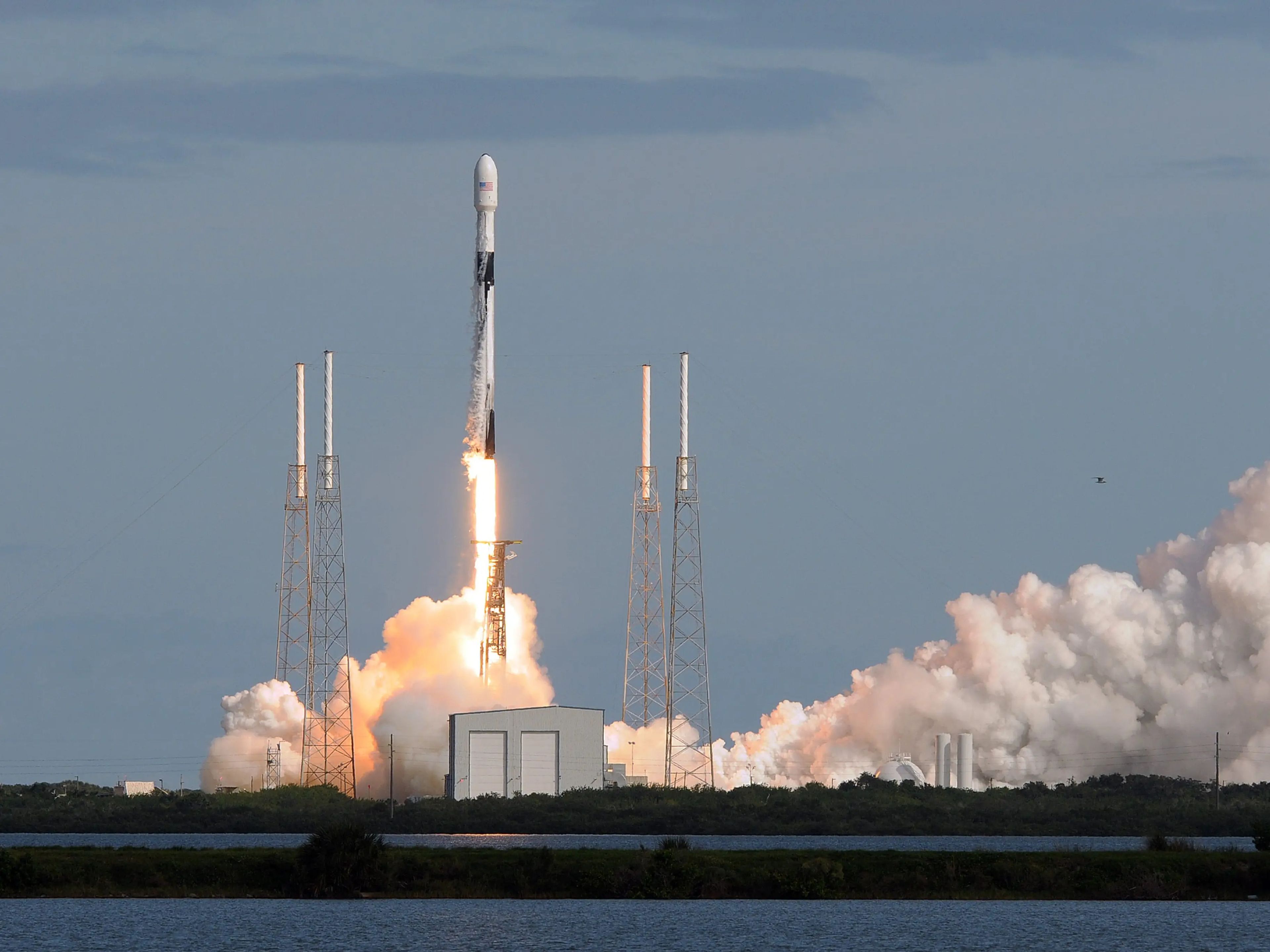 SpaceX lanza los satélites Starlink en un cohete Falcon 9 como este.