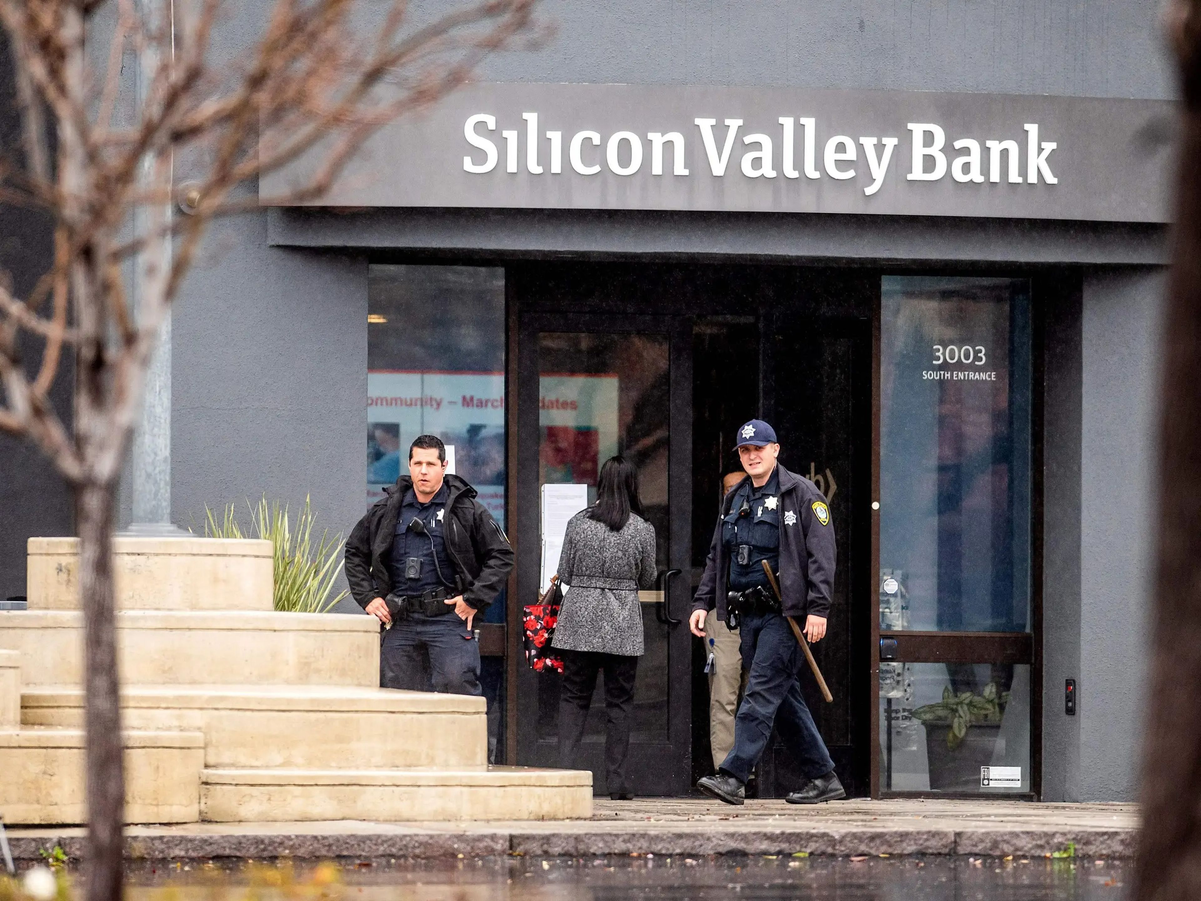 Oficiales de policía frente a la sede de SVB en Santa Clara, California, el viernes.