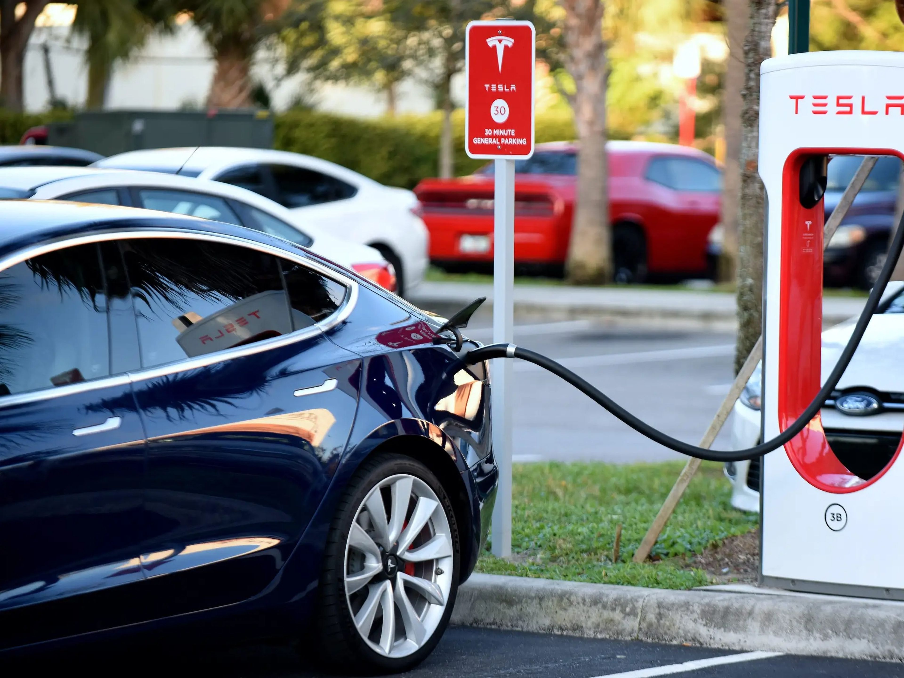 Si Tesla quiere fabricar un vehículo eléctrico más barato y asequible, tendrá que invertir en una mejor tecnología de baterías.