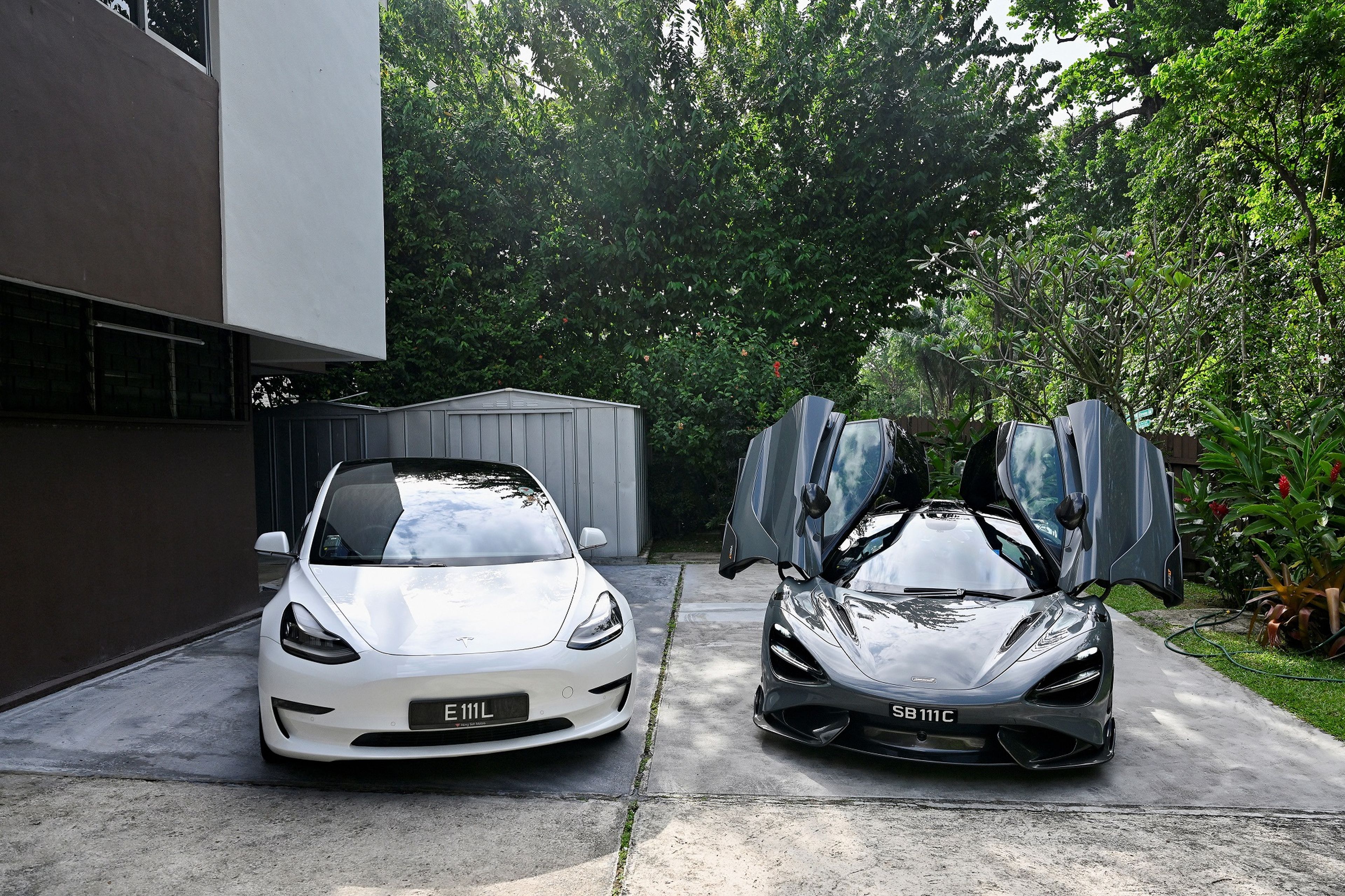 Un Tesla Model 3 y un McLaren 765LT.