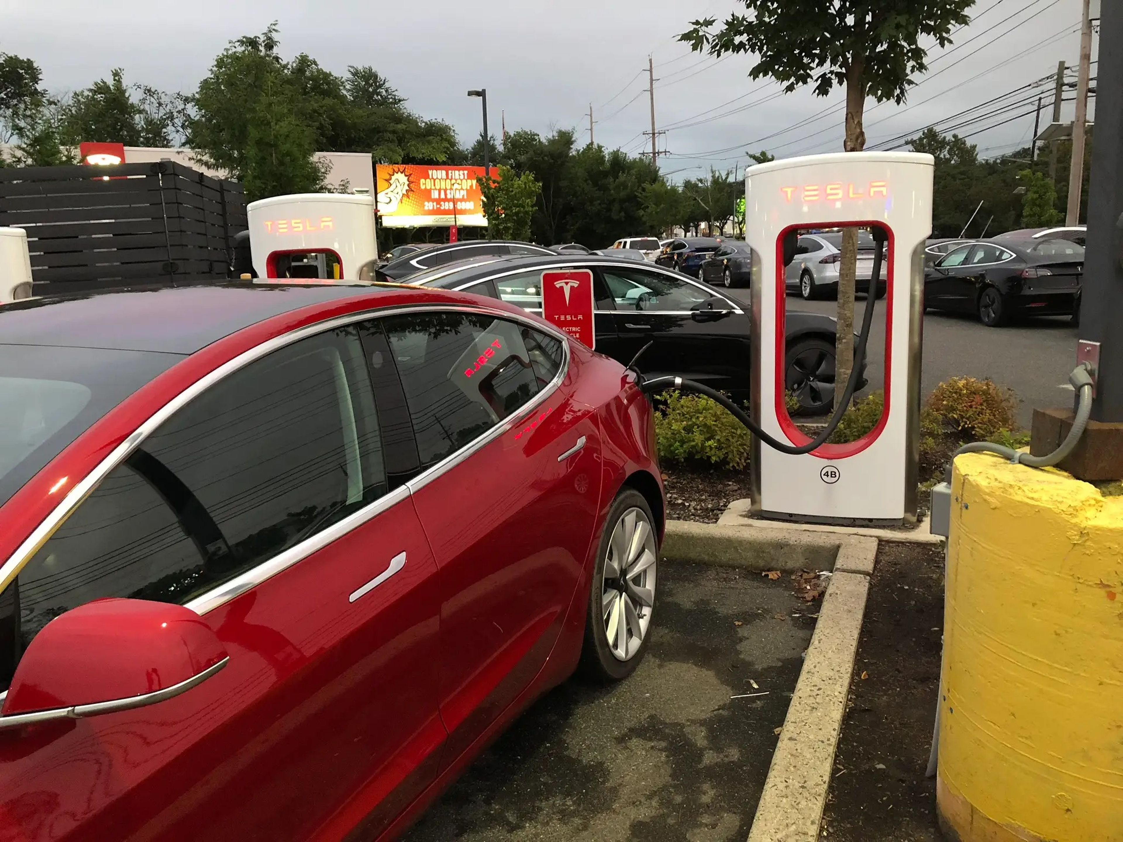 Un Tesla Model 3 en una estación de Supercarga.