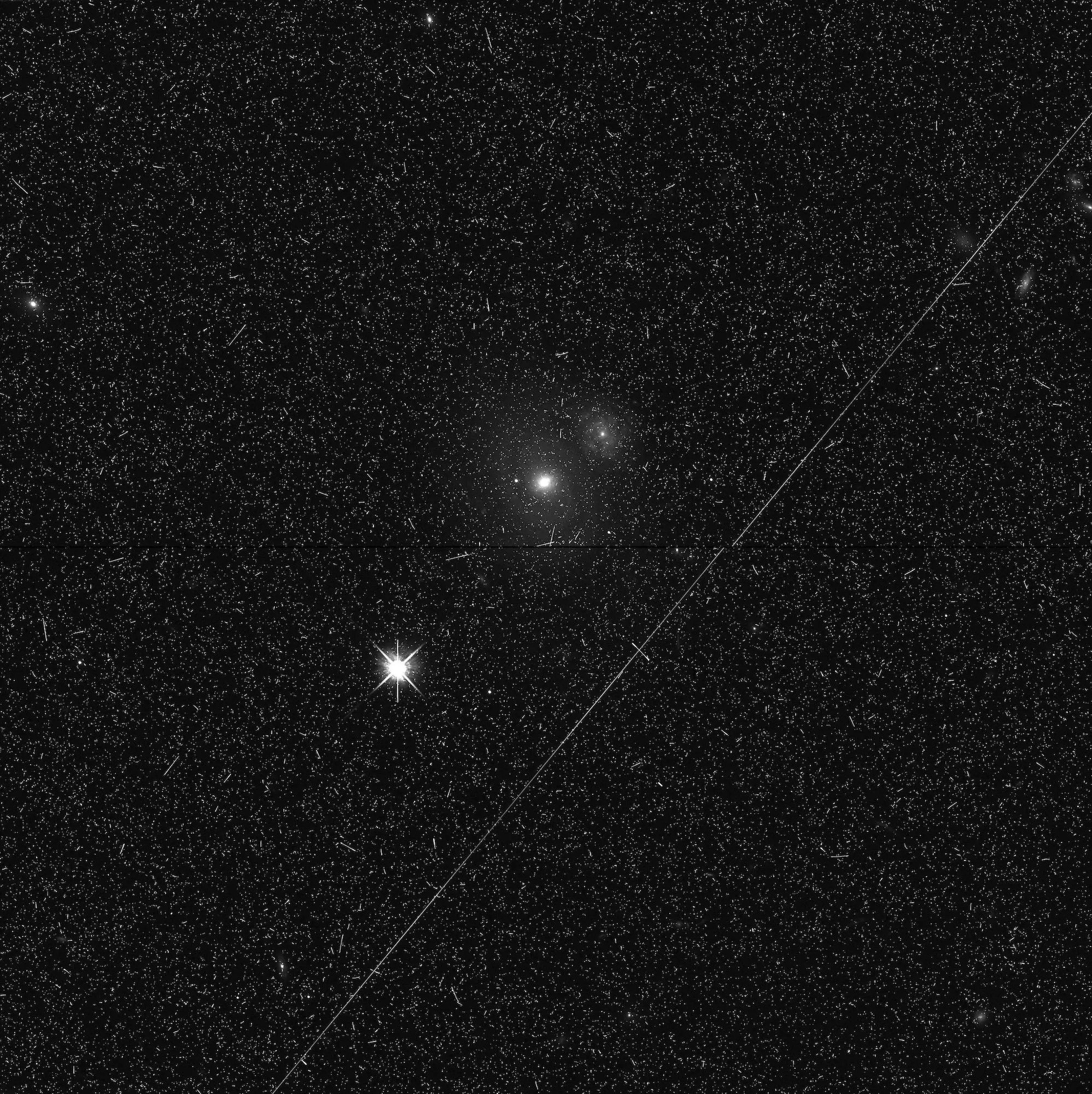 Incluso cuando se trata de pequeñas líneas, la estela que dejan los satélites en las imágenes del Hubble puede tapar innumerables estrellas.
