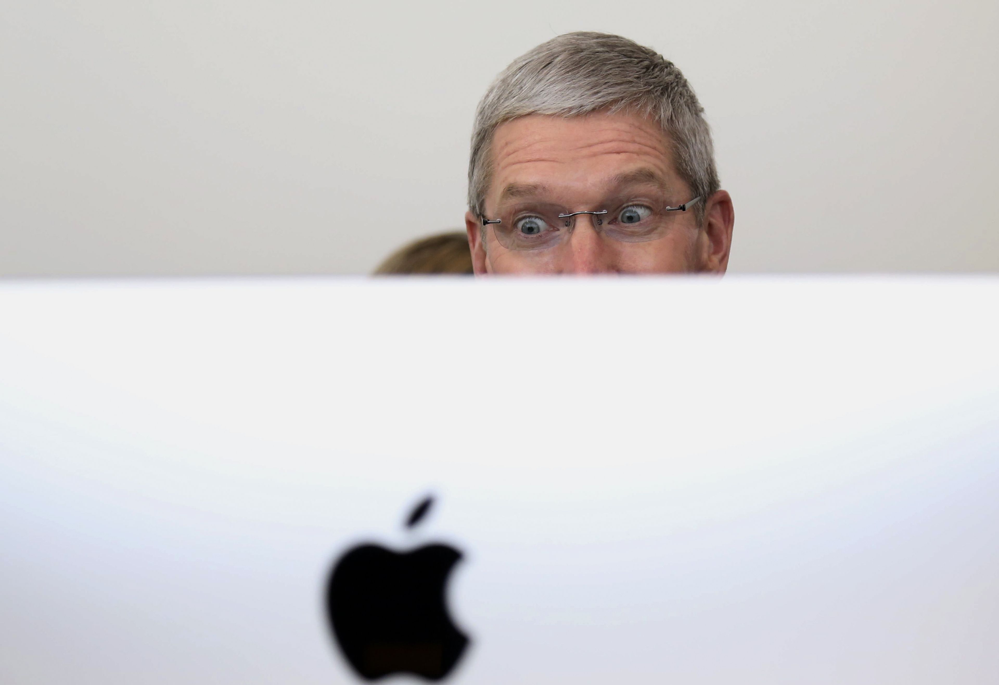 Tim Cook mirando un iMac. 