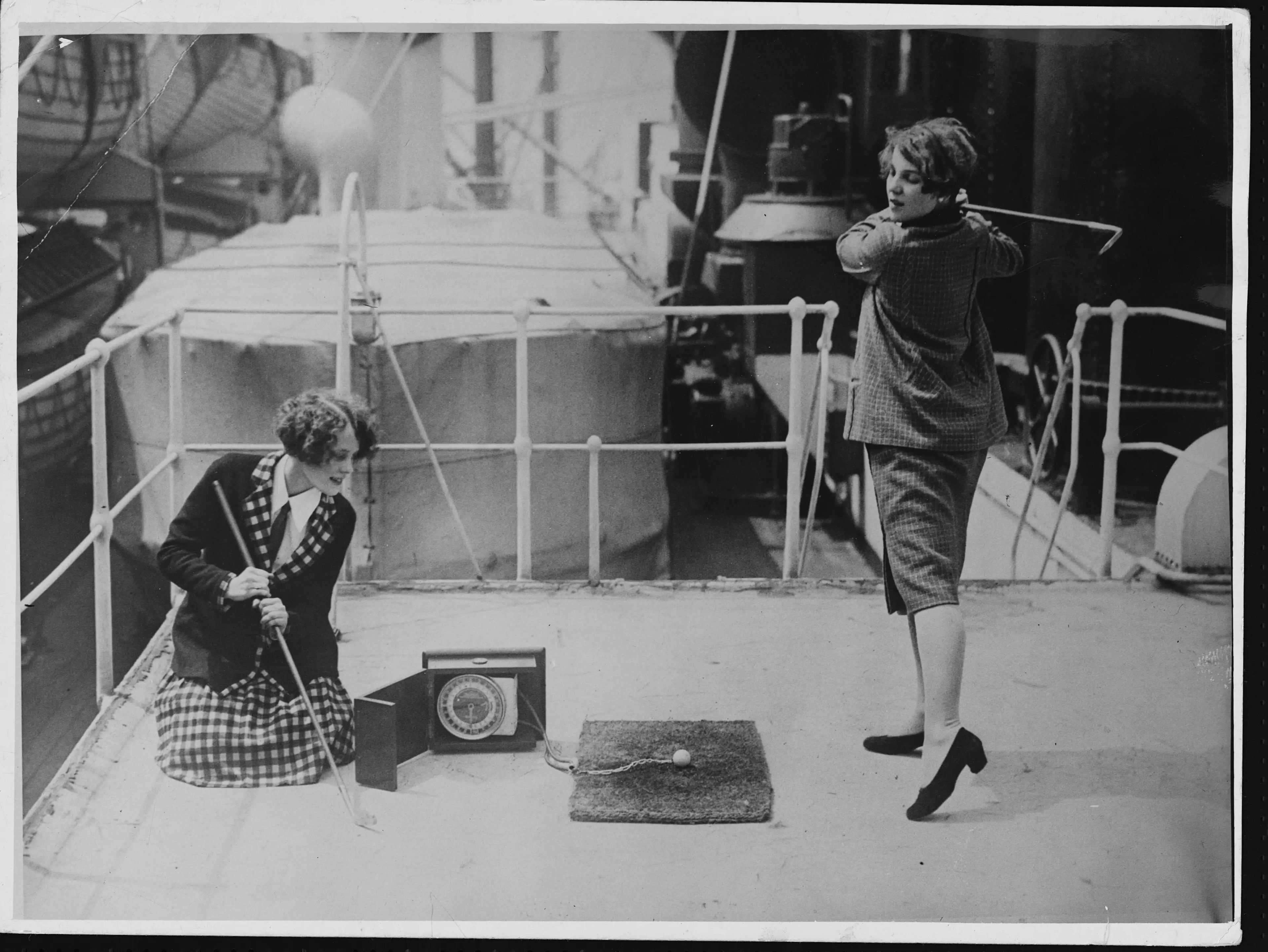 Mujeres practican sus golpes de golf en la cubierta del crucero S.S. California.