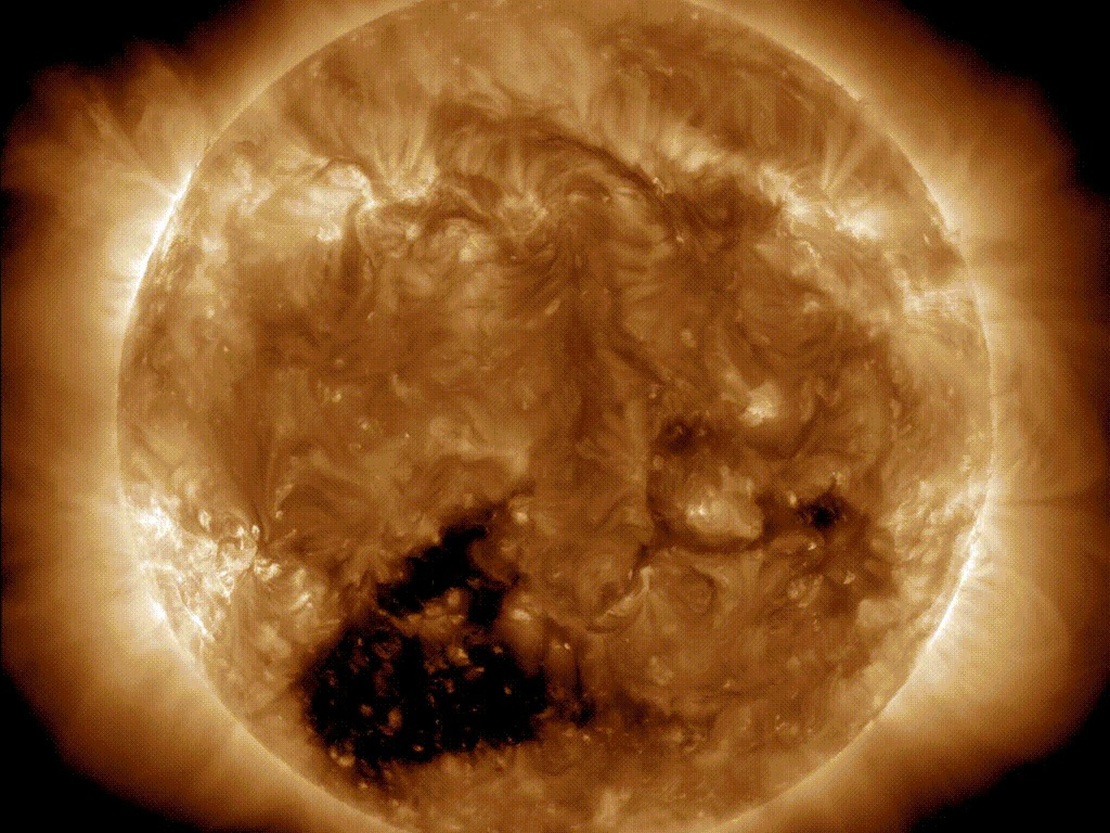 Un vídeo del Observatorio de Dinámica Solar de la NASA muestra el enorme agujero en la atmósfera solar.