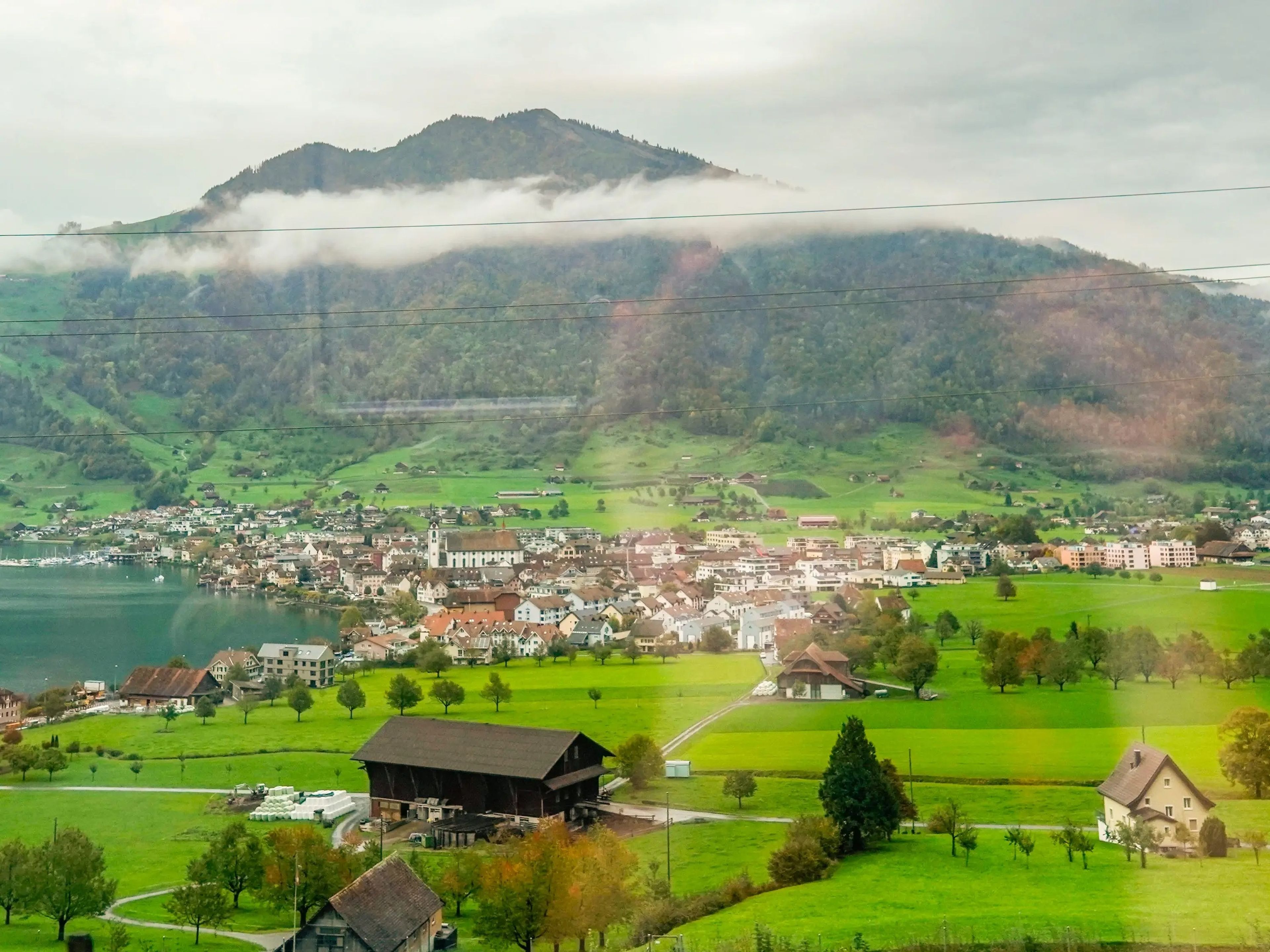 Vistas de Suiza desde la ventanilla de un tren en octubre de 2022.