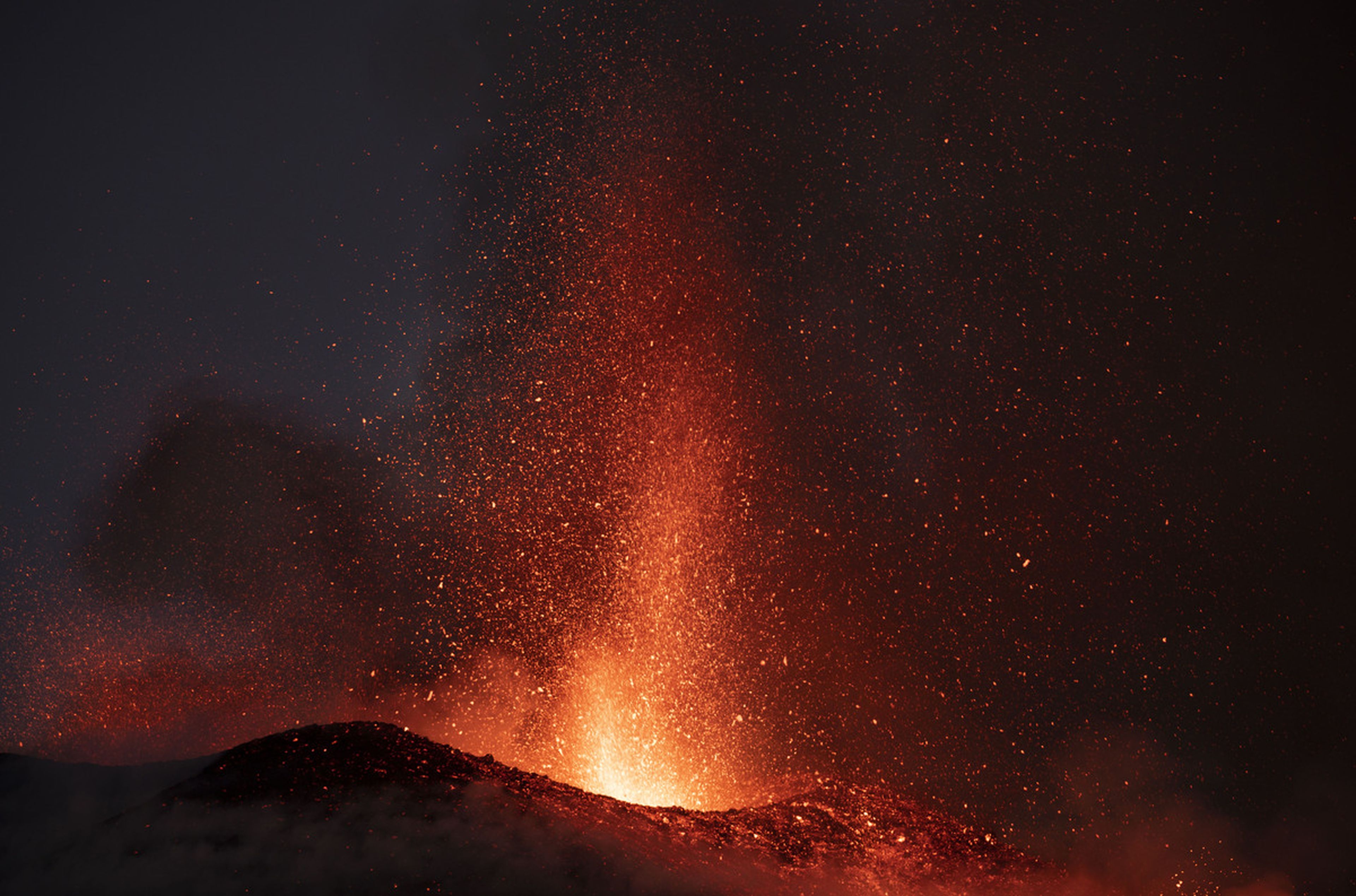 Un volcán en erupción.